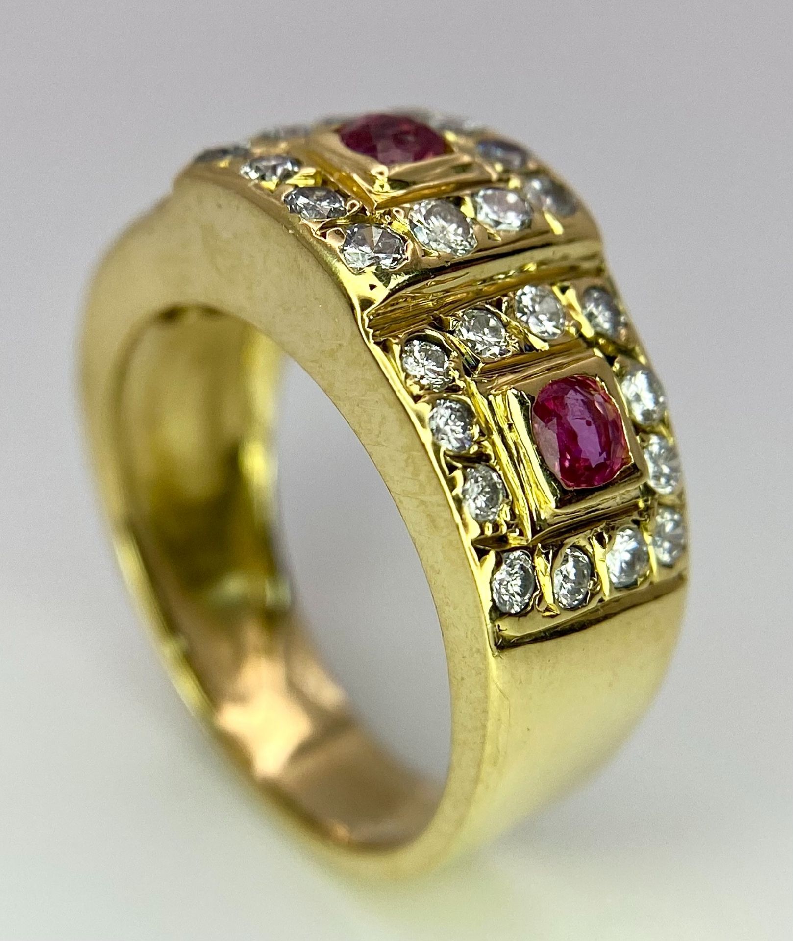 AN 18K YELLOW GOLD DIAMOND & RUBY RING. 0.60ctw, size K, 6.8g total weight. Ref: SC 8072 - Bild 5 aus 9