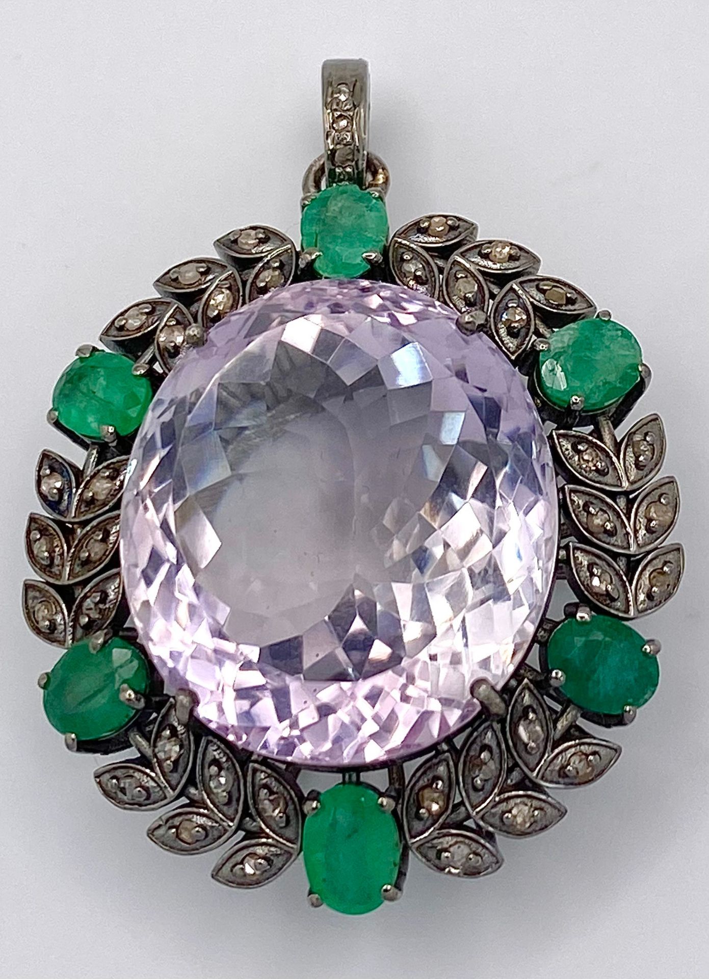 A 30.4ct Amethyst, Emeralds and Diamond Pendant set in 925 Silver. A beautiful clean amethyst with a - Bild 2 aus 4