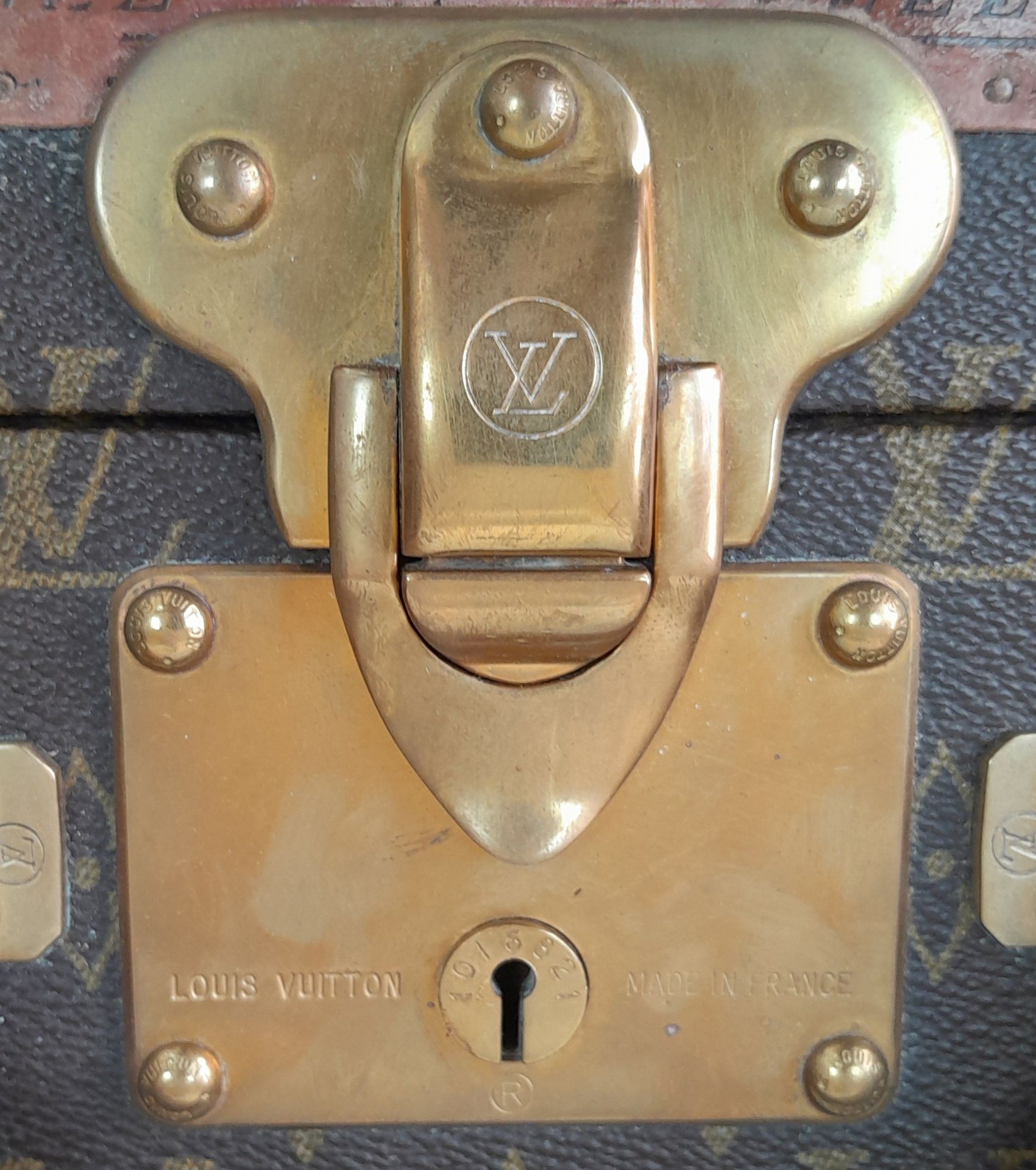 A Vintage Possibly Antique Louis Vuitton Suitcase. The last lot of our LV trilogy. Canvas monogram - Bild 8 aus 13