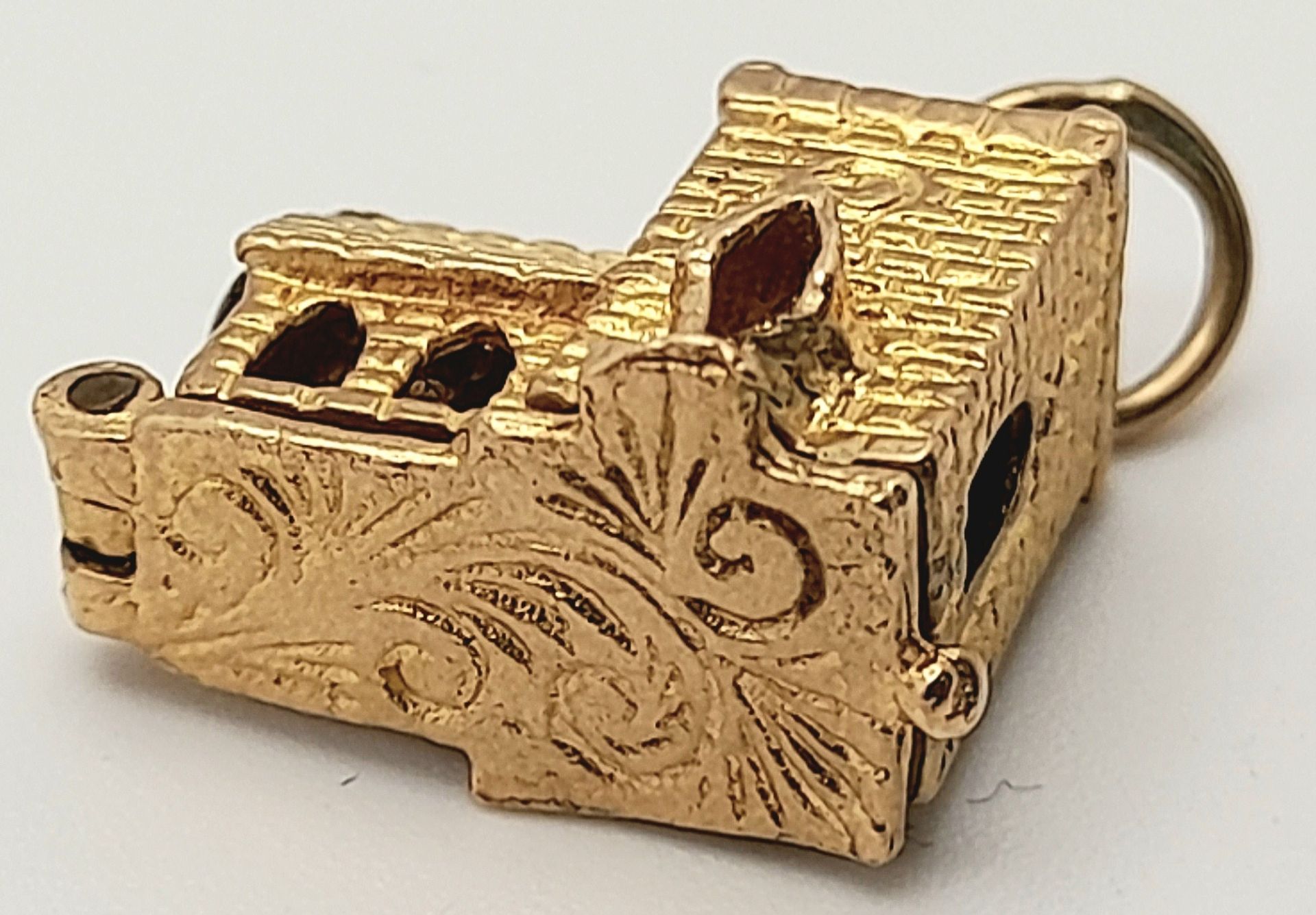 A 9 K yellow gold charm in the shape of a chapel, which opens to reveal a wedding ceremony, - Image 5 of 5