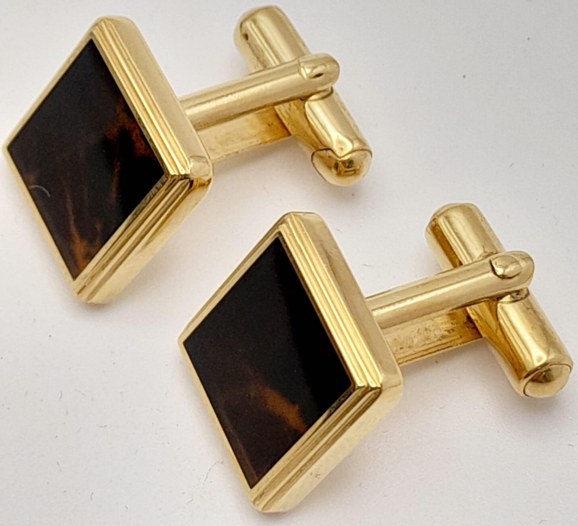 An Excellent Condition Pair of Square Yellow Gold Gilt Tortoiseshell Cufflinks by Dunhill in their - Bild 2 aus 8