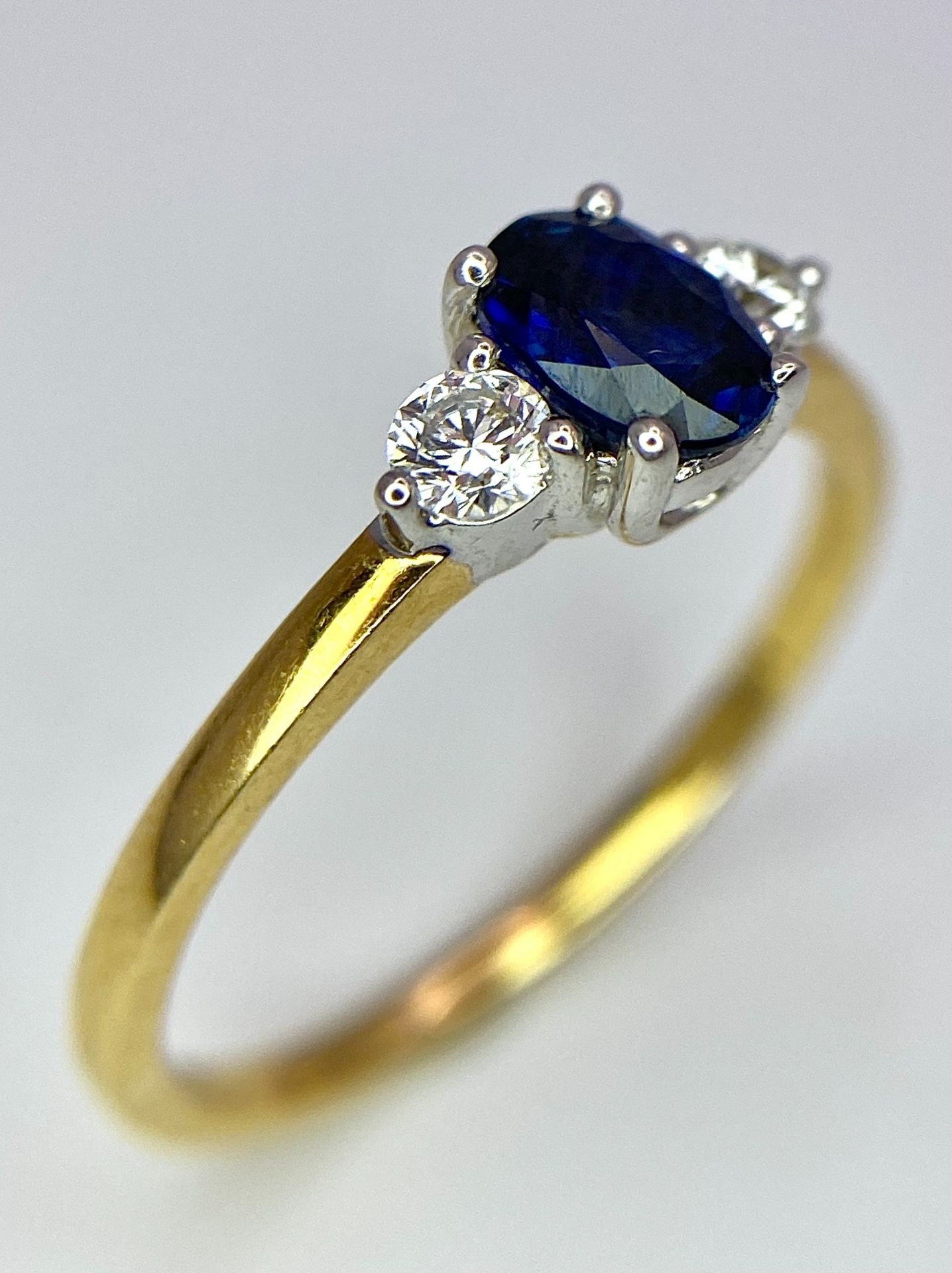 AN 18K YELLOW GOLD DIAMOND AND SAPPHIRE 3 STONE RING. 0.50CT. OVAL BLUE SAPPHIRE. 2.5G. SIZE N - Bild 2 aus 7
