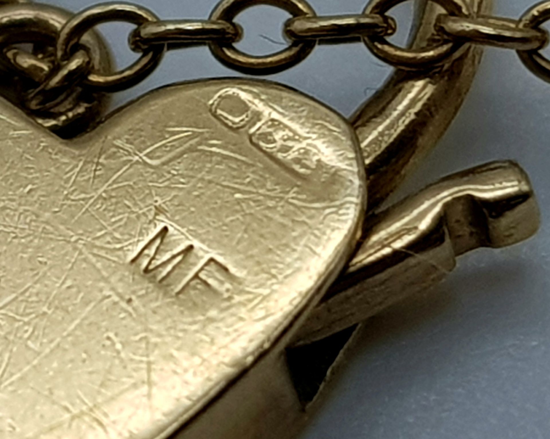 A 9K Yellow Gold gate Bracelet with Heart Clasp. 16mm width. 19.6g weight. - Bild 5 aus 6