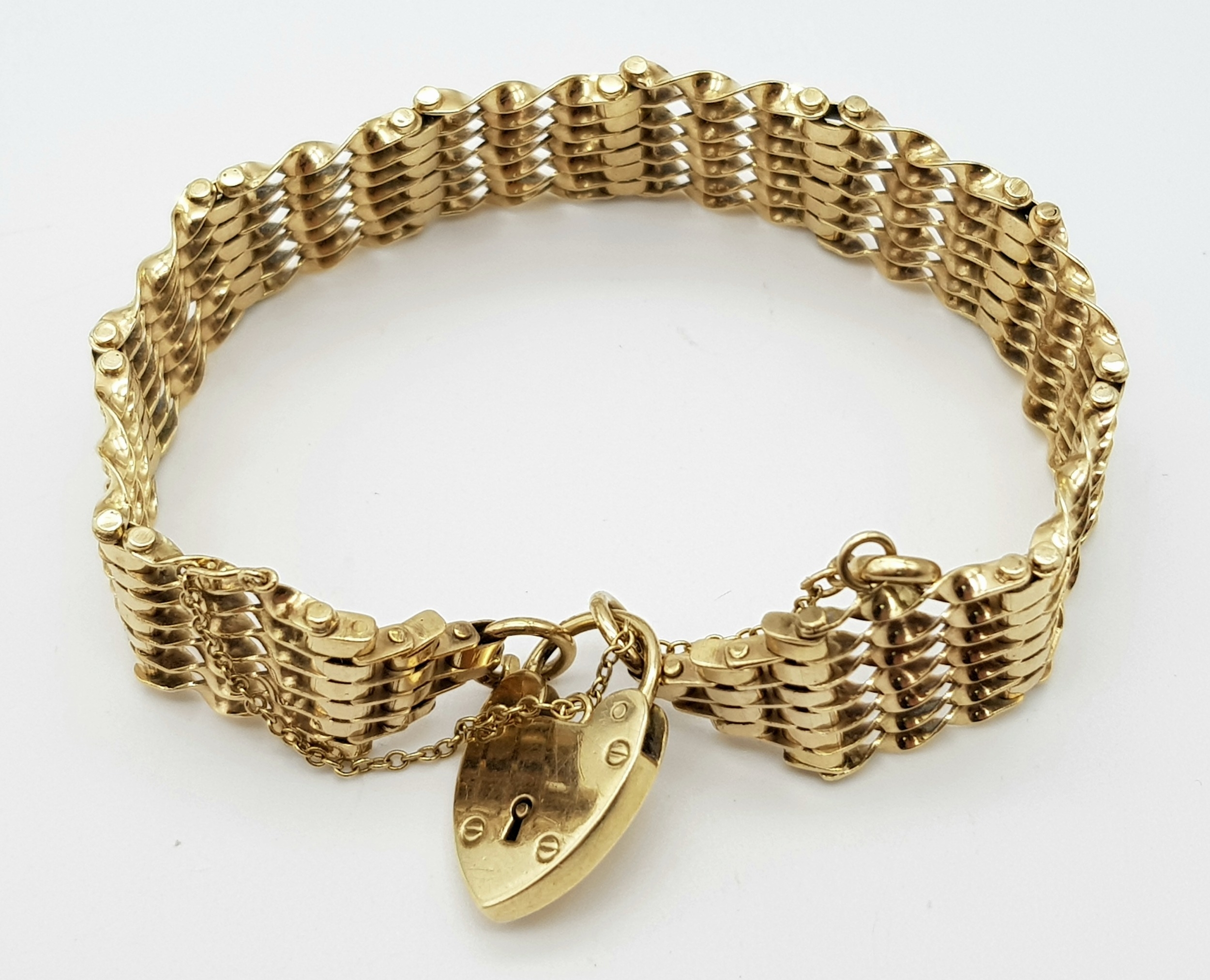 A 9K Yellow Gold gate Bracelet with Heart Clasp. 16mm width. 19.6g weight. - Image 3 of 6