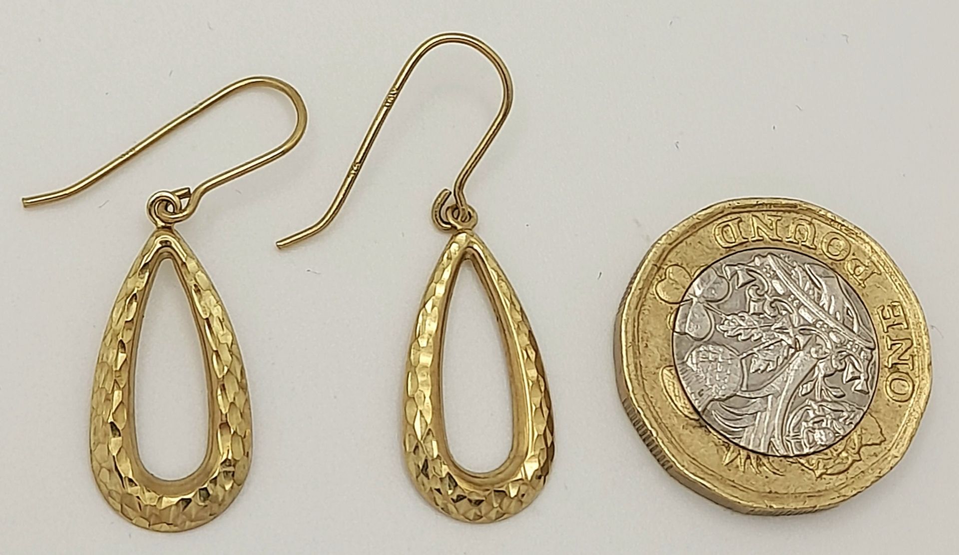 An attractive pair of 9 K yellow gold earrings, wonderfully catching the light from every direction, - Image 2 of 3
