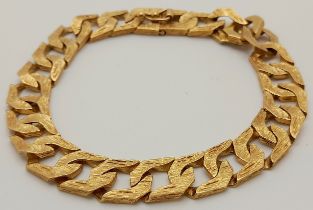 A 9 K yellow gold chain bracelet with a "bark" effect, length: 21 cm, weight: 25.3 g.