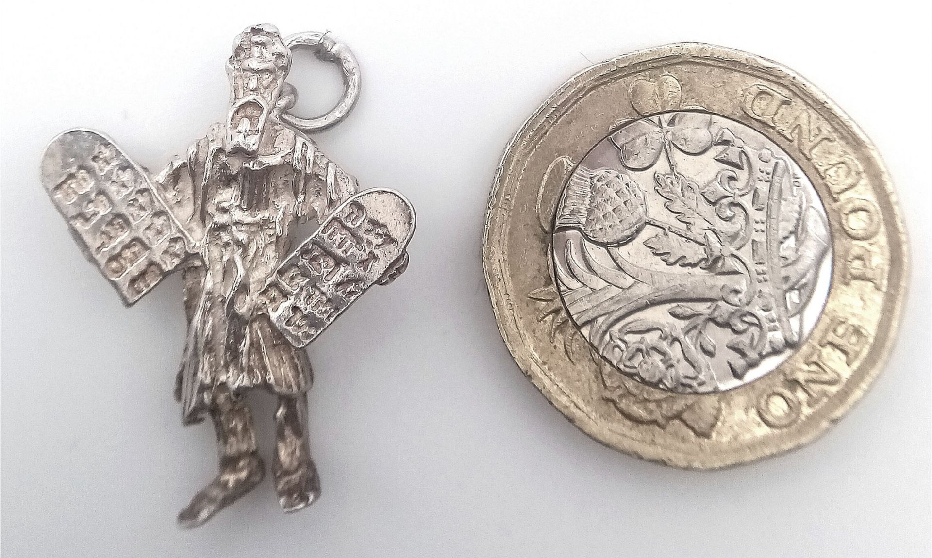 A STERLING SILVER MOSES WITH THE 10 COMMANDMENTS CHARM. 2.5cm length, 4g weight. Ref: SC 8113 - Image 4 of 4