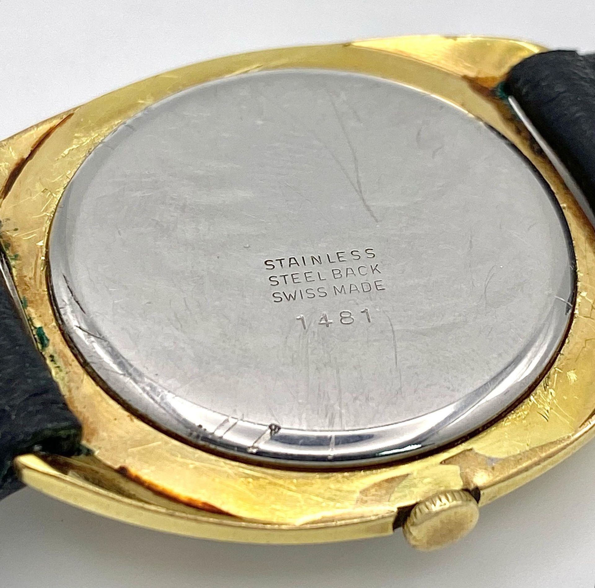 A Vintage 17 Jewels Delvina Mechanical Gents Watch. Black leather strap. Gilded case - 36mm. - Bild 6 aus 7