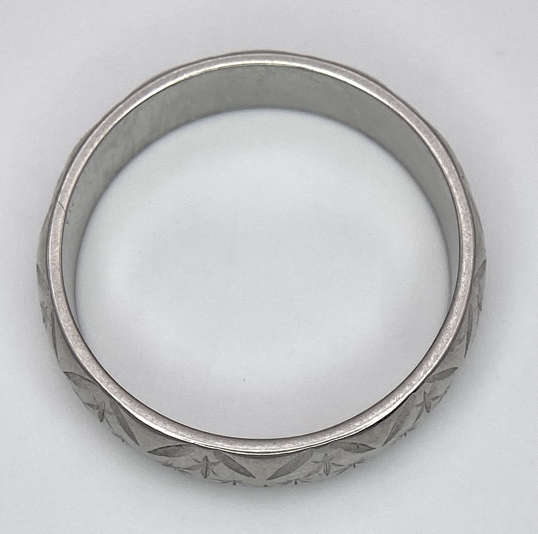 A Vintage Platinum Band Ring with Geometric Decorative Pattern. 5mm width. Size P. 7.5g - Image 5 of 6