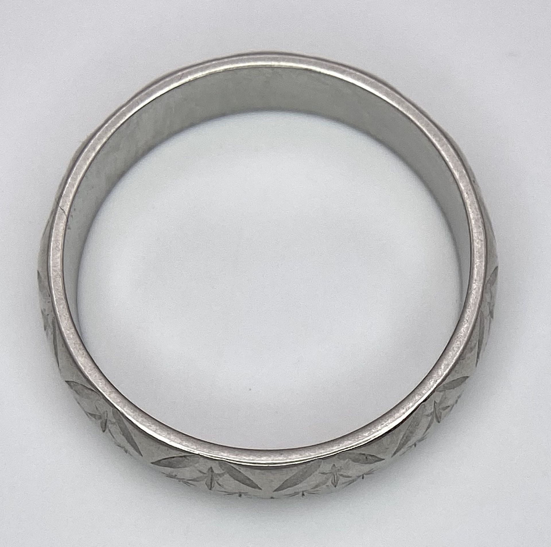 A Vintage Platinum Band Ring with Geometric Decorative Pattern. 5mm width. Size P. 7.5g - Image 5 of 6