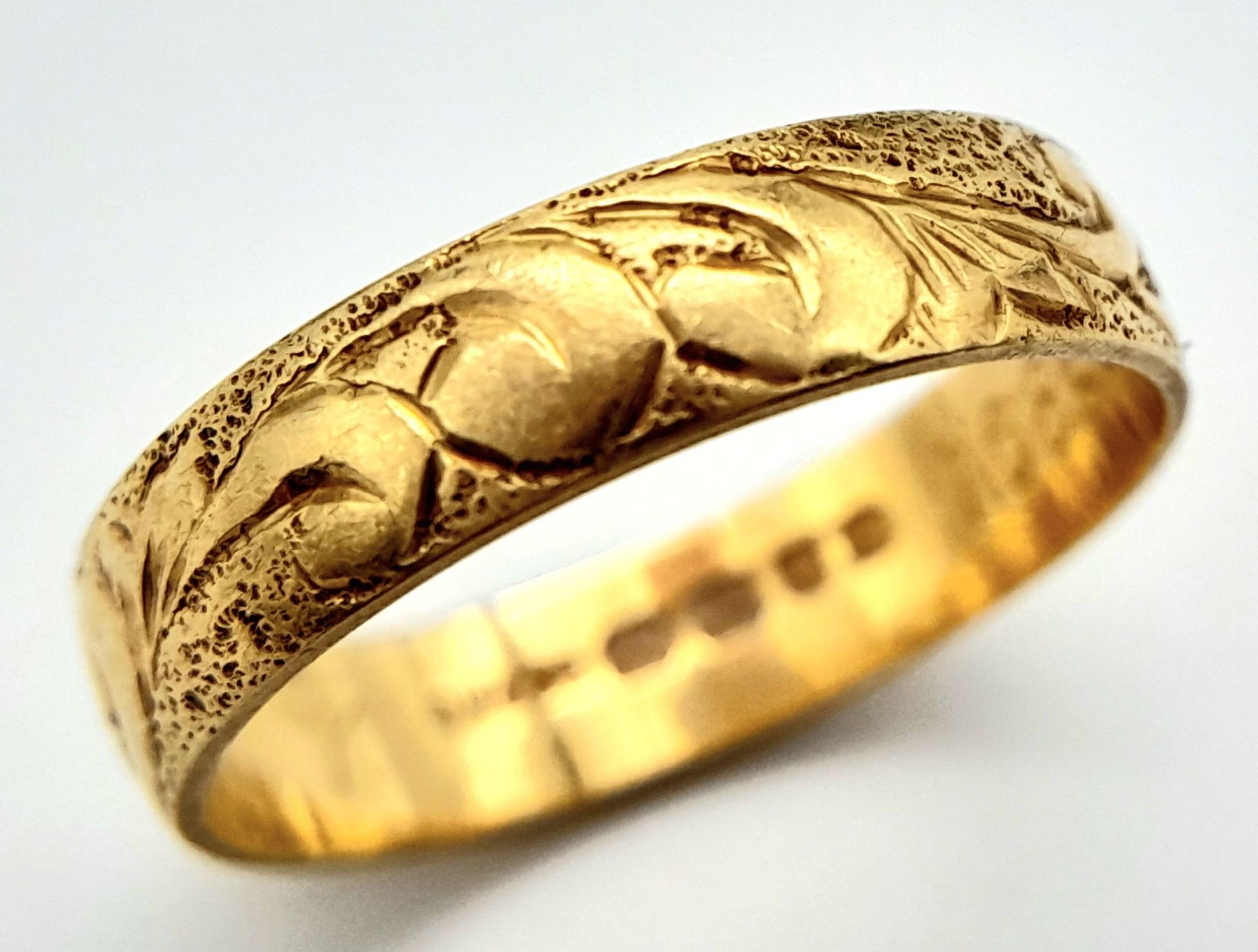 An 18 K yellow gold band ring with an engraved surface. Size: L, weight: 2.5 g. - Bild 3 aus 6