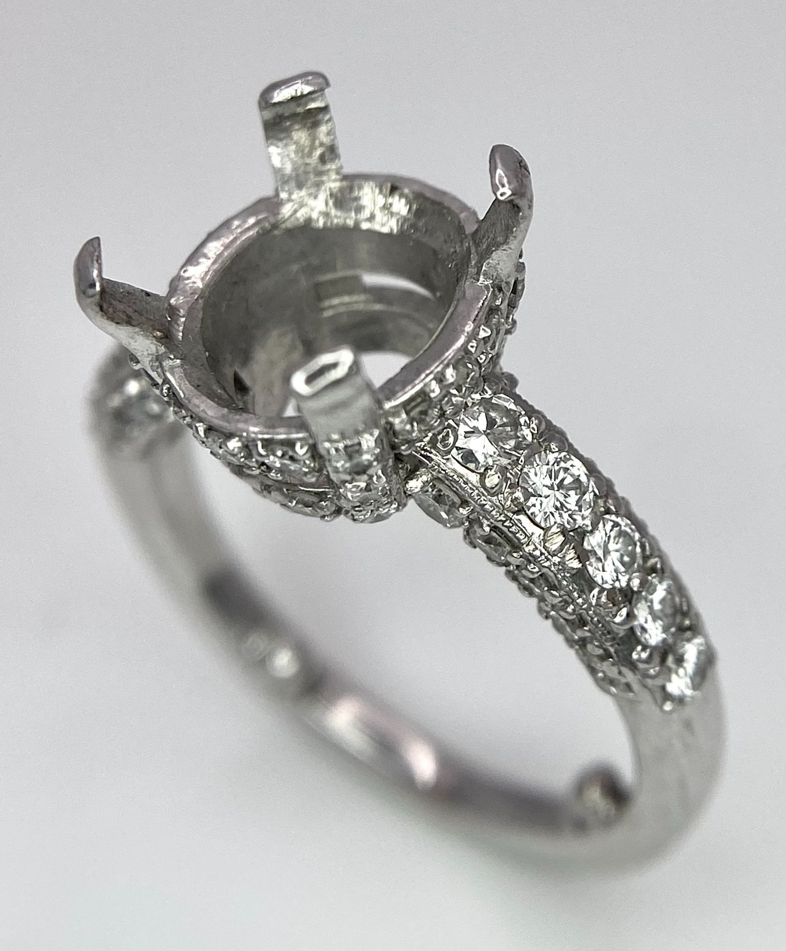 AN 18K WHITE GOLD 4 CLAW SINGLE STONE RING WITH DIAMOND SET BEZEL, SHOULDERS AND SIDES - Ready to - Bild 2 aus 6