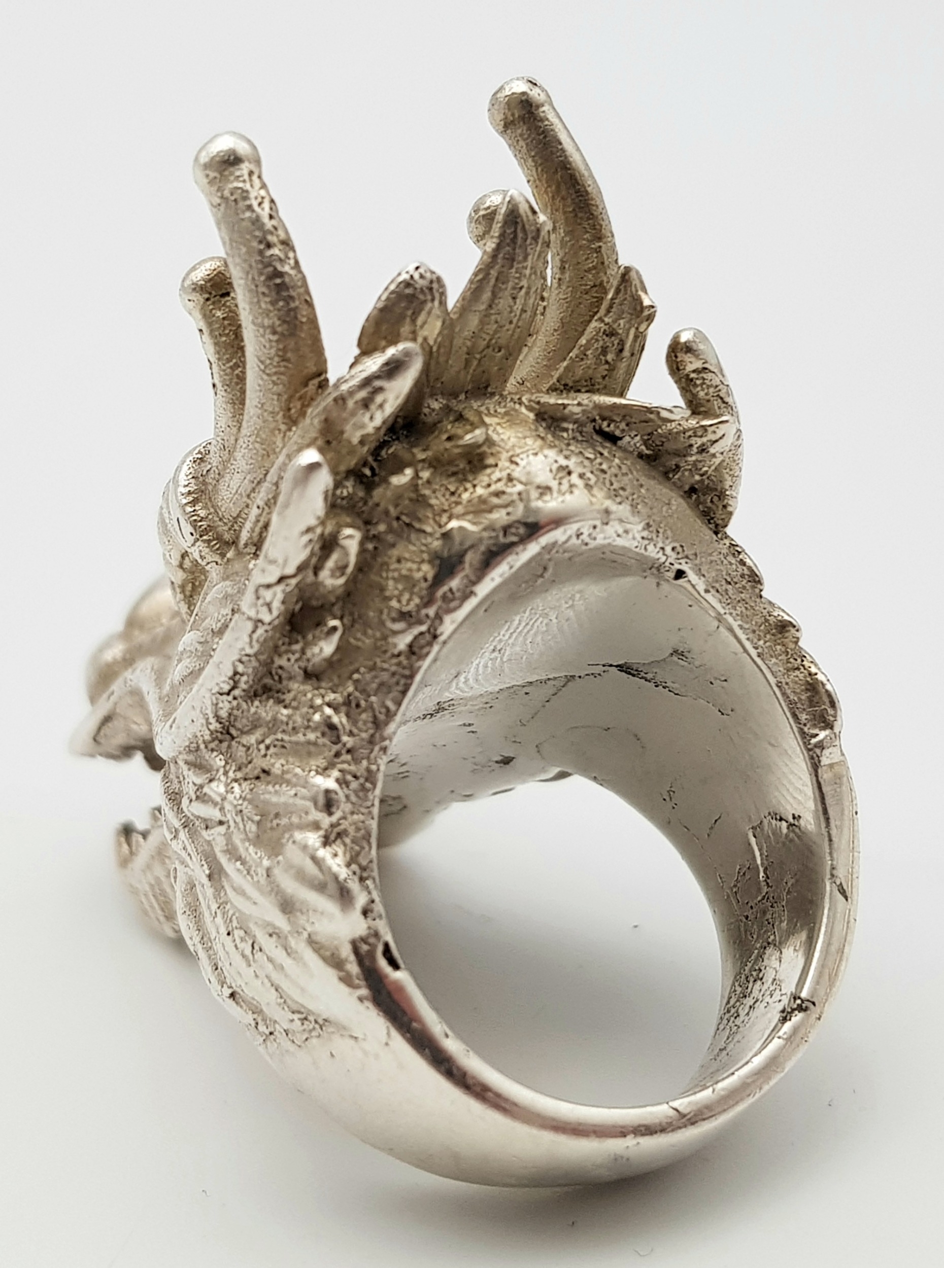 A STERLING SILVER DRAGONS HEAD RING, STUNNING DETAIL AND HEAVY. 4.2cm dragon head length, 86.8g - Image 5 of 6