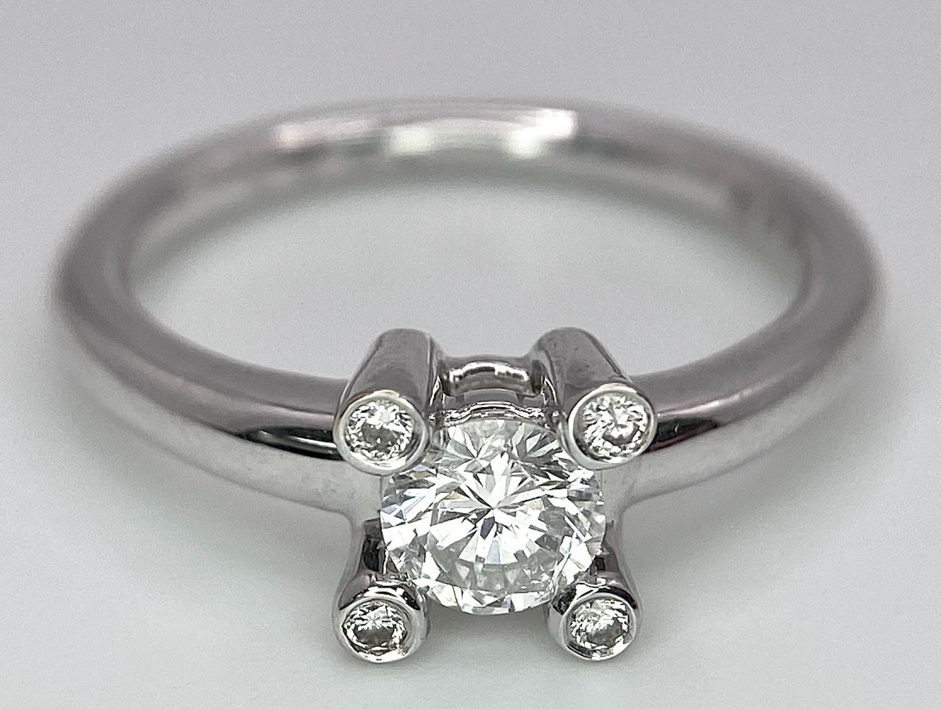 AN 18K WHITE GOLD DIAMOND SOLITAIRE RING WITH FOUR DIAMOND TURRETS - 0.50CT 4.6G. SIZE M 1/2. - Image 4 of 10