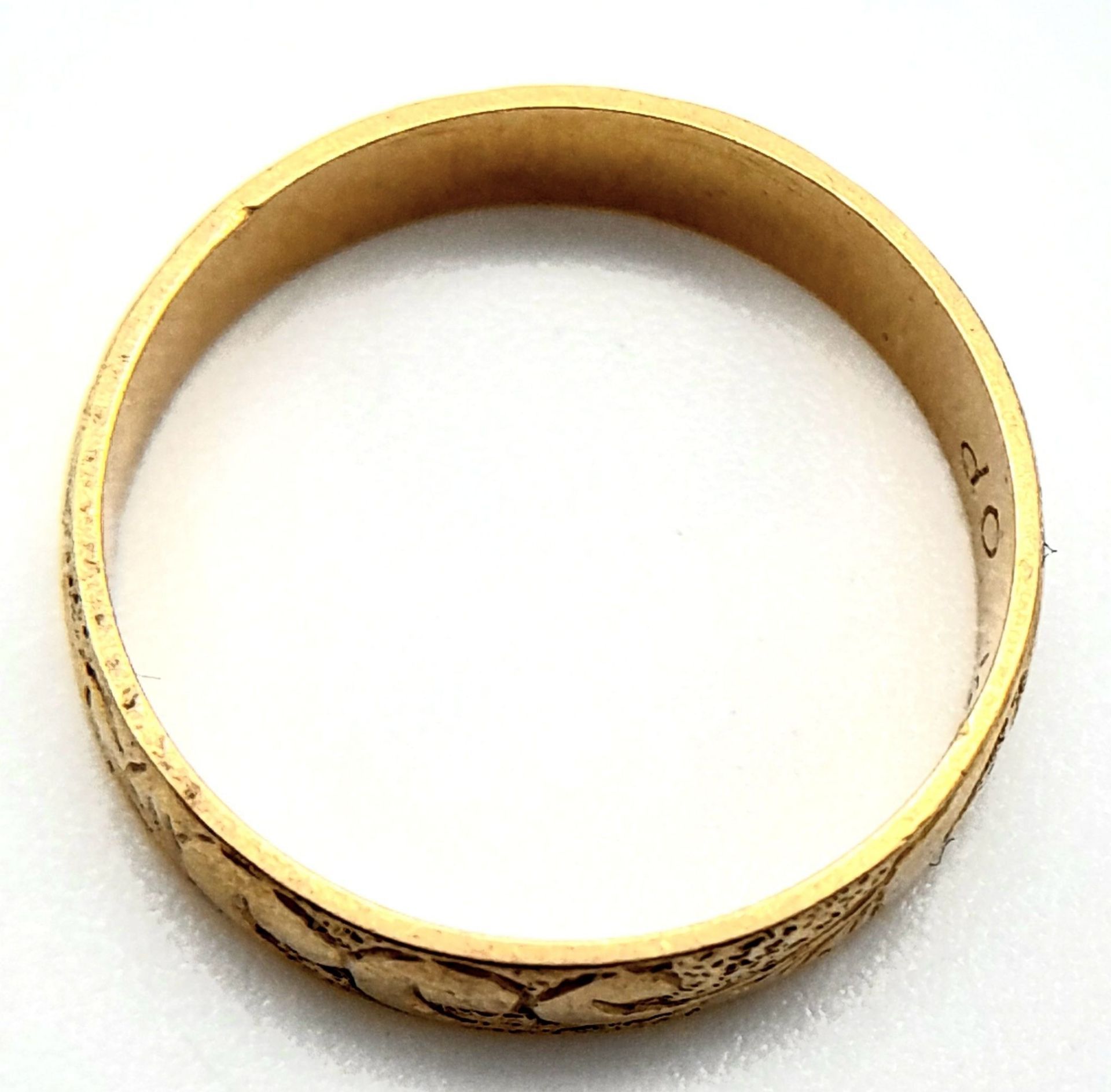 An 18 K yellow gold band ring with an engraved surface. Size: L, weight: 2.5 g. - Bild 4 aus 6
