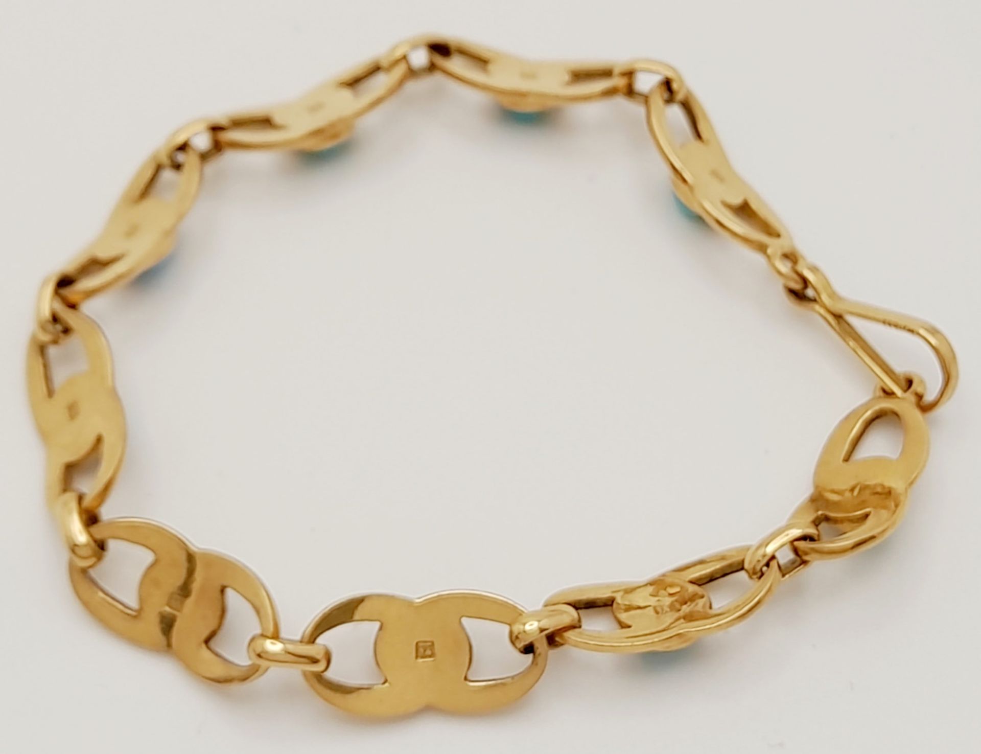 A 18K (TESTED AS) YELLOW GOLD BRACELET SET WITH 9 TURQUOISE STONES, 18CM LENGTH, 15.7G. ref: BM01 - Image 3 of 6