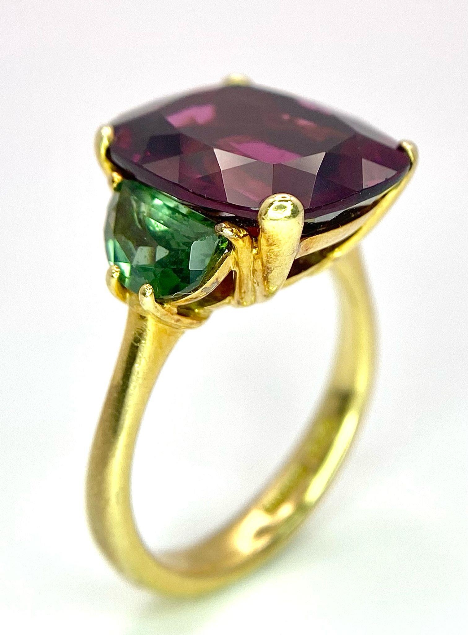 An 18K Yellow Gold, Alexandrite and Peridot Ring. A rich 5ct central alexandrite with peridot - Image 5 of 10