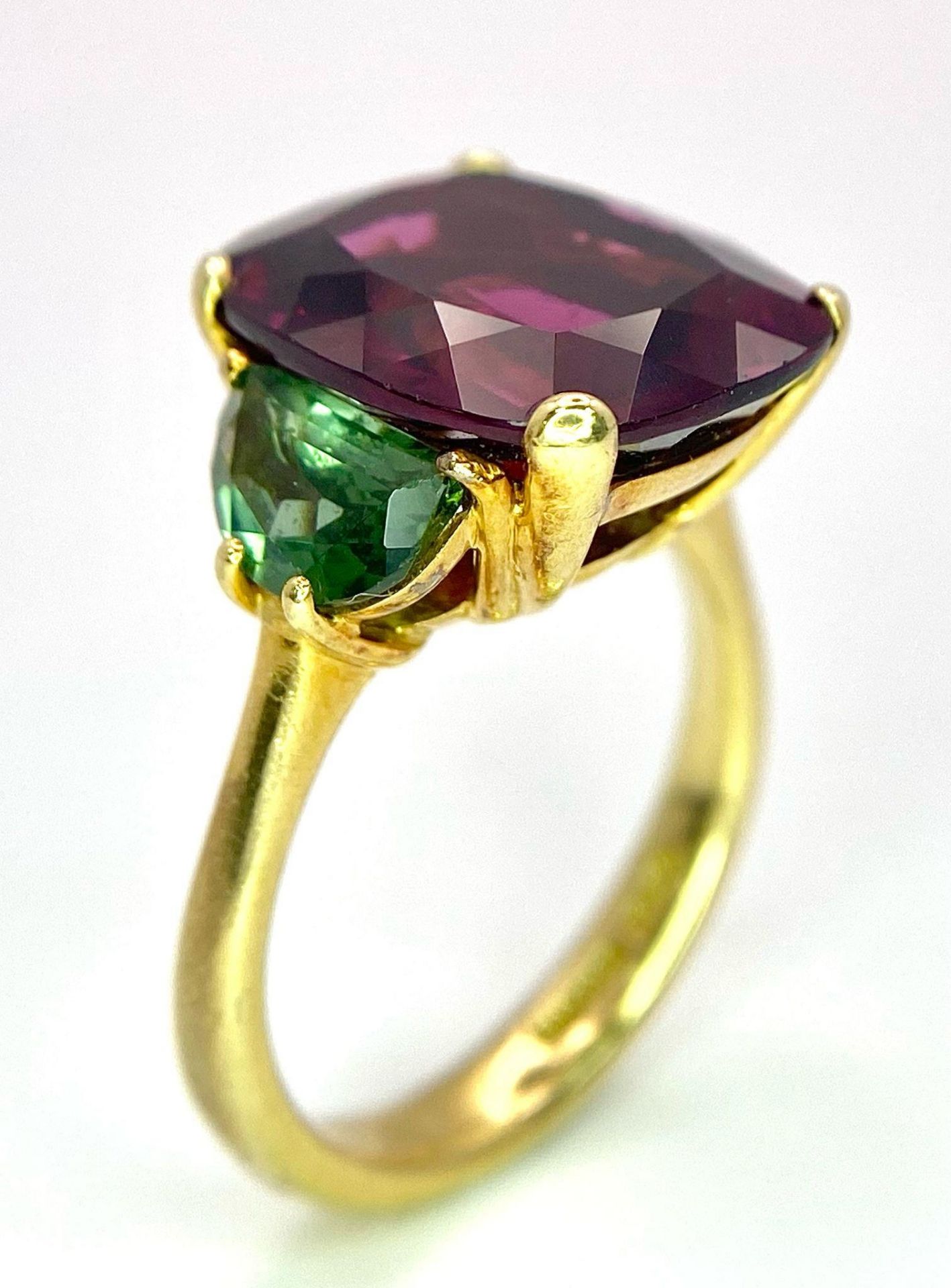 An 18K Yellow Gold, Alexandrite and Peridot Ring. A rich 5ct central alexandrite with peridot - Image 5 of 10