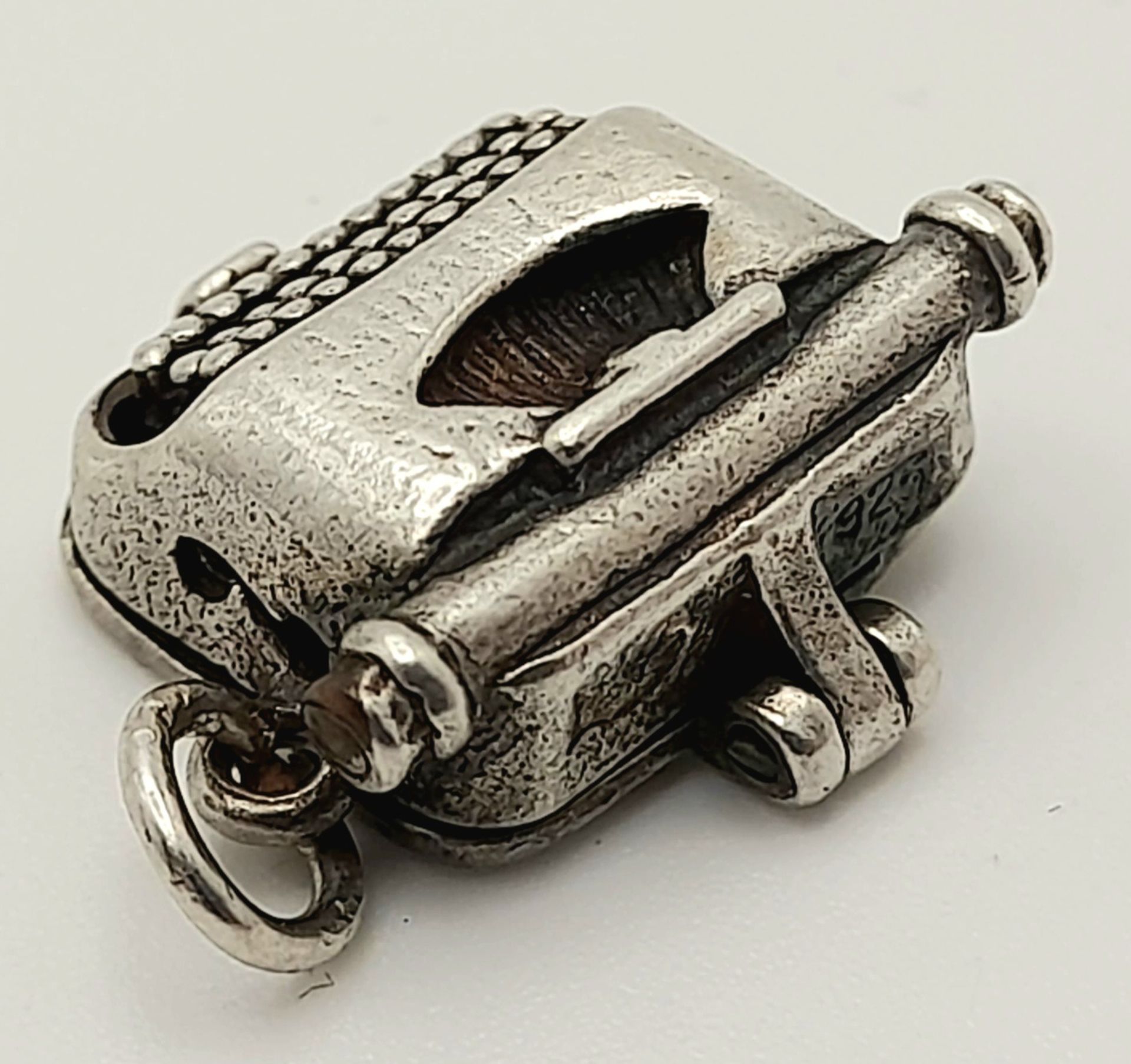 A STERLING SILVER TYPEWRITER CHARM. 1.9cm length, 3g weight. Ref: SC 8114 - Bild 2 aus 4