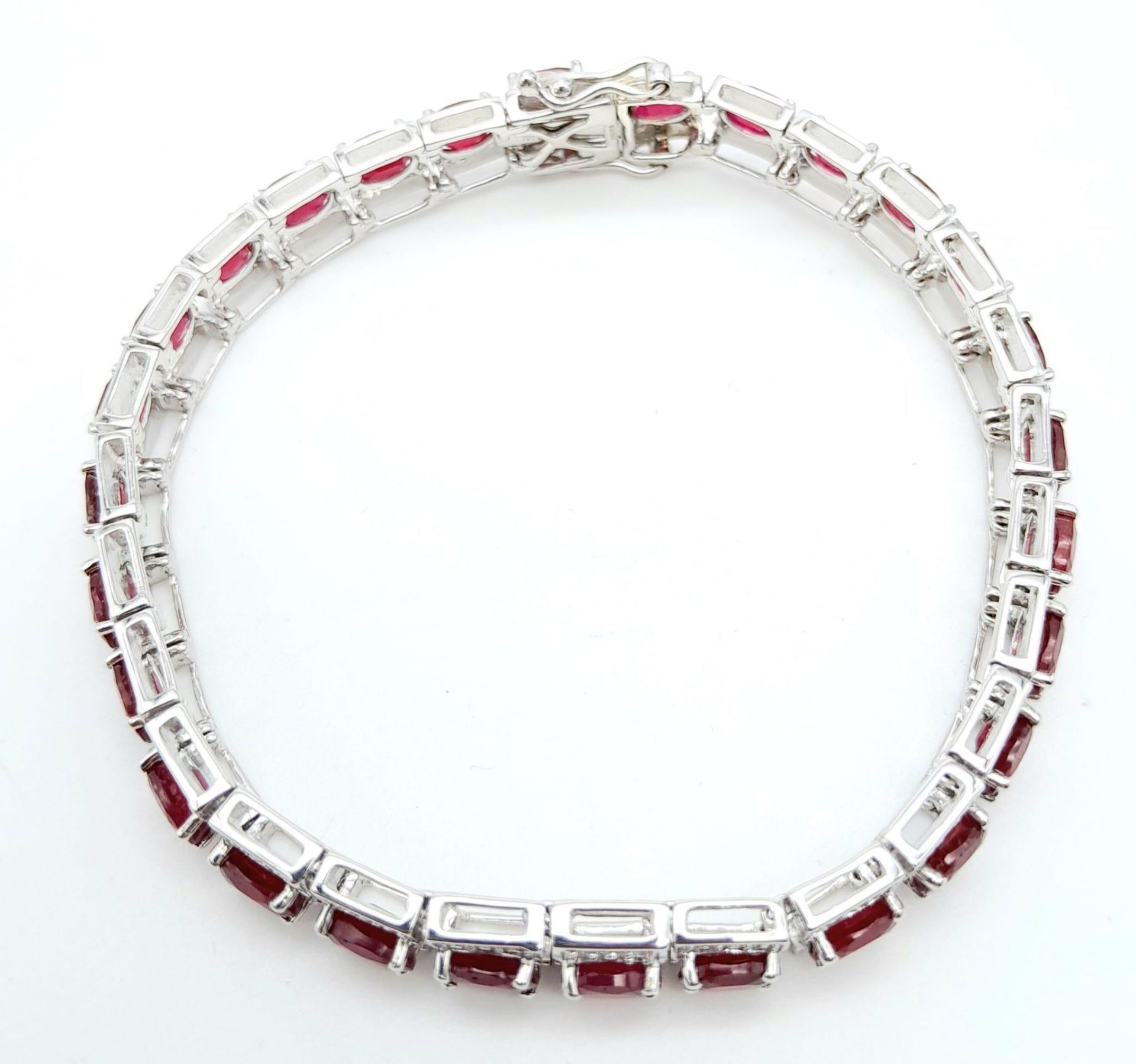 An Exquisite Hallmarked 2018 Sterling Silver 28 Oval Cut Ruby Set Bracelet. Each Ruby Measures 5mm - Image 3 of 6