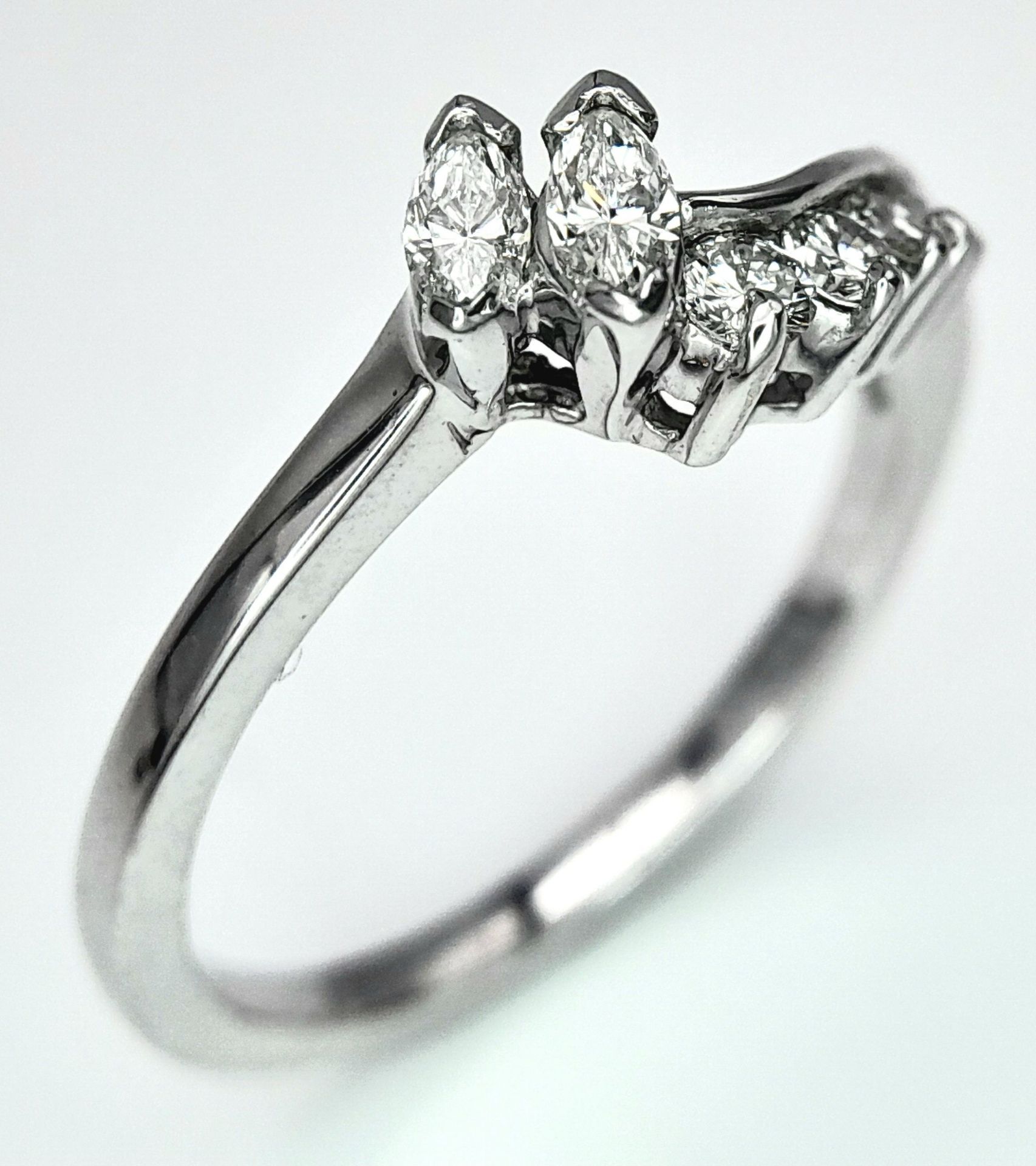 A 14K White Gold (tested) Mixed Cut Diamond Crossover Ring. Size N. 2.9g total weight. - Bild 4 aus 6