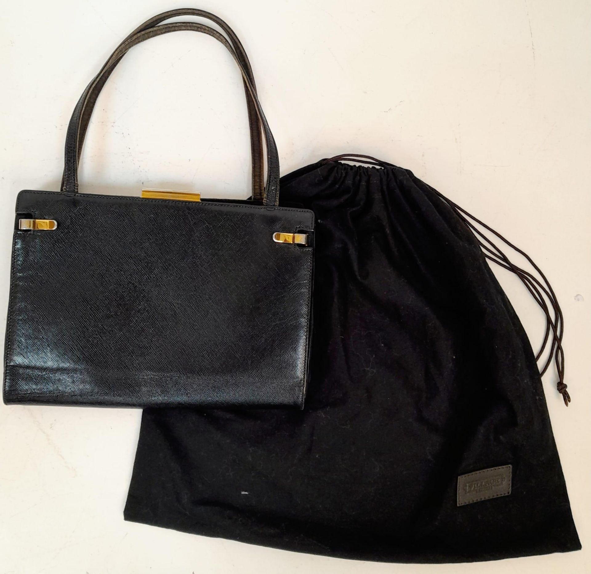 A Gucci Black Hand Bag. Leather exterior with gold-toned hardware, two thin straps, and clasp - Bild 8 aus 9
