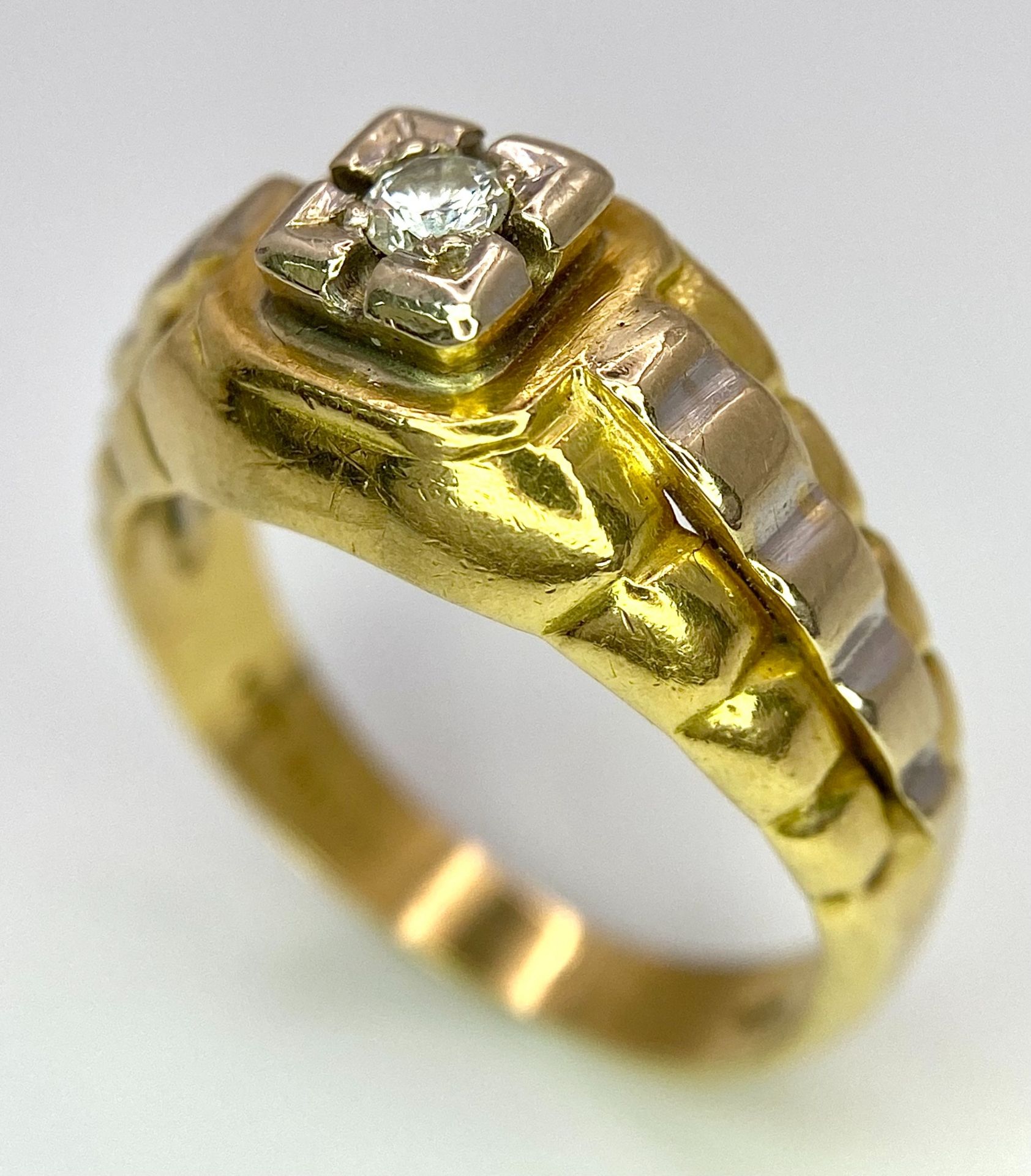 AN 18K TWO COLOUR ROLEX STYLE DIAMOND RING. 6.8G. SIZE P. - Image 5 of 10