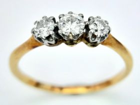 AN 18K YELLOW GOLD DIAMOND 3 STONE RING. 0.30CT. 1.4G. SIZE J.