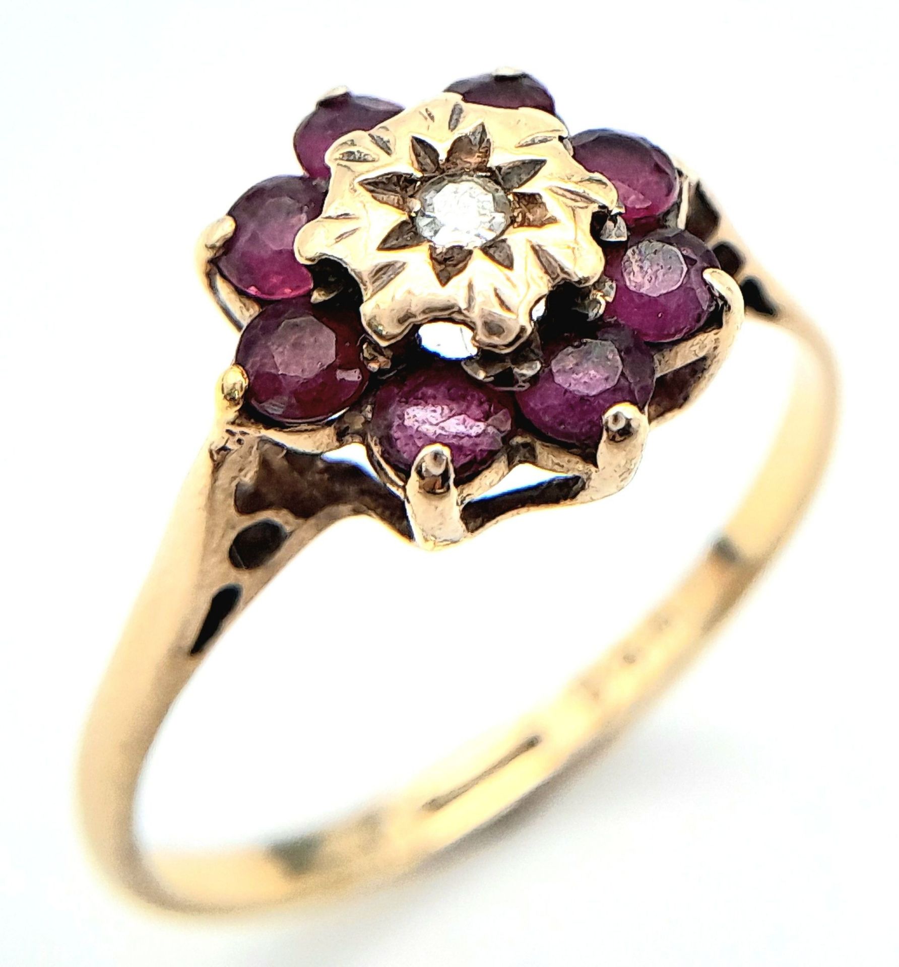 A 9K YELLOW GOLD DIAMOND & RUBY CLUSTER RING. Size M, 1.7g total weight. Ref: SC 8015 - Image 4 of 6