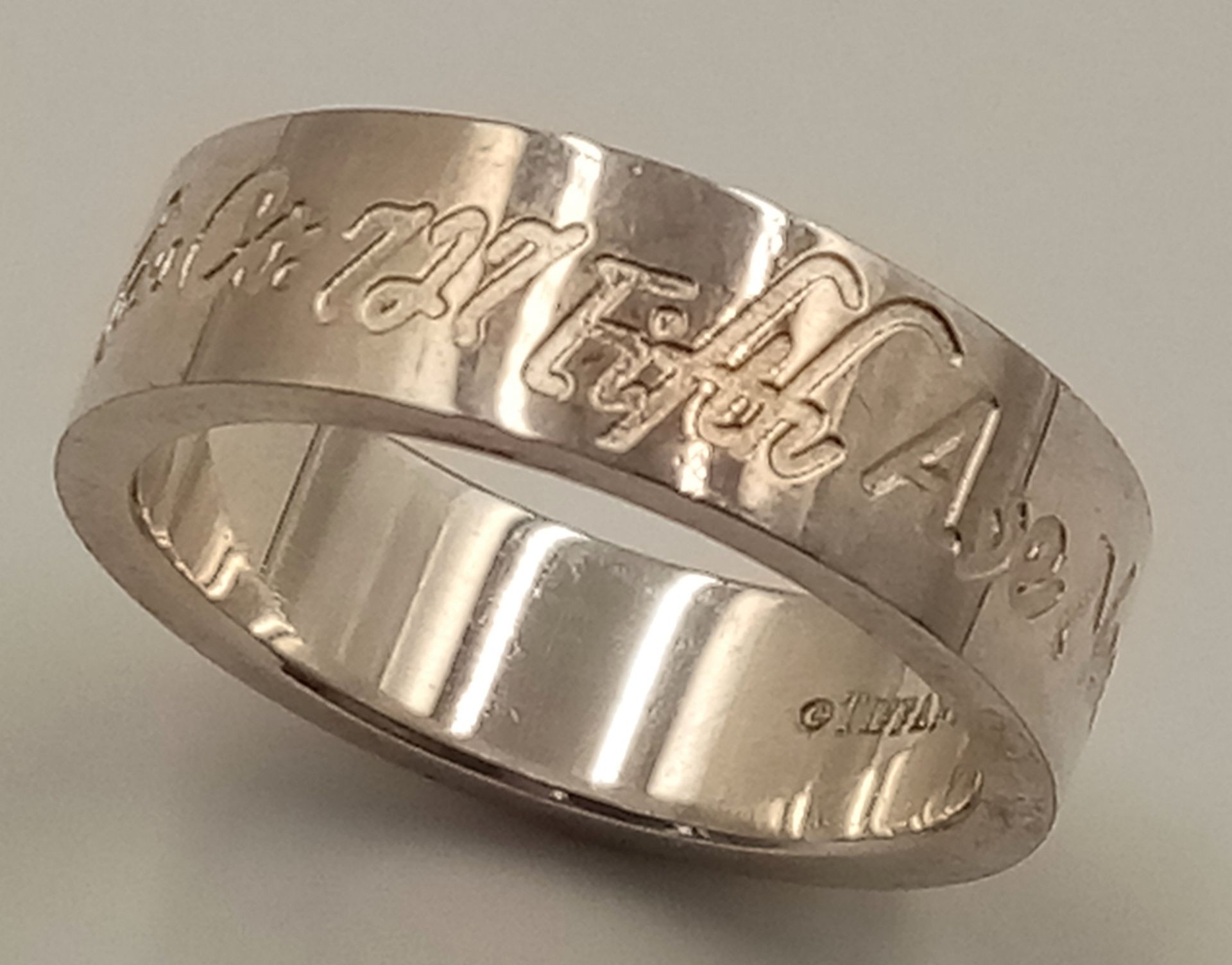 A TIFFANY & CO STERLING SILVER BAND RING, 727 NEW YORK FIFTH AVENUE. Size N, 5g total weight. Ref: - Bild 4 aus 5