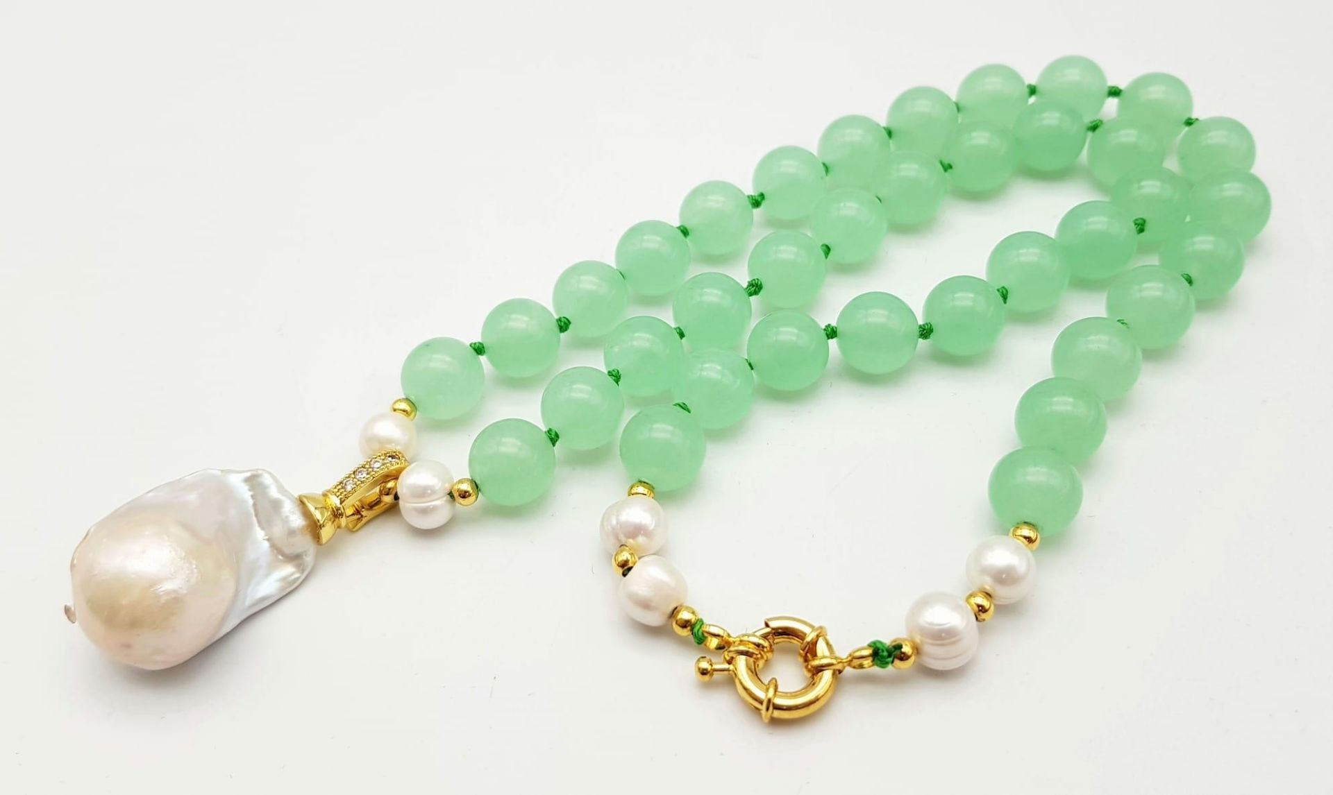 A Pale Green Jade Bead Necklace with Keisha Pearl Drop Pendant. 10mm jade beads with cultured - Image 2 of 4
