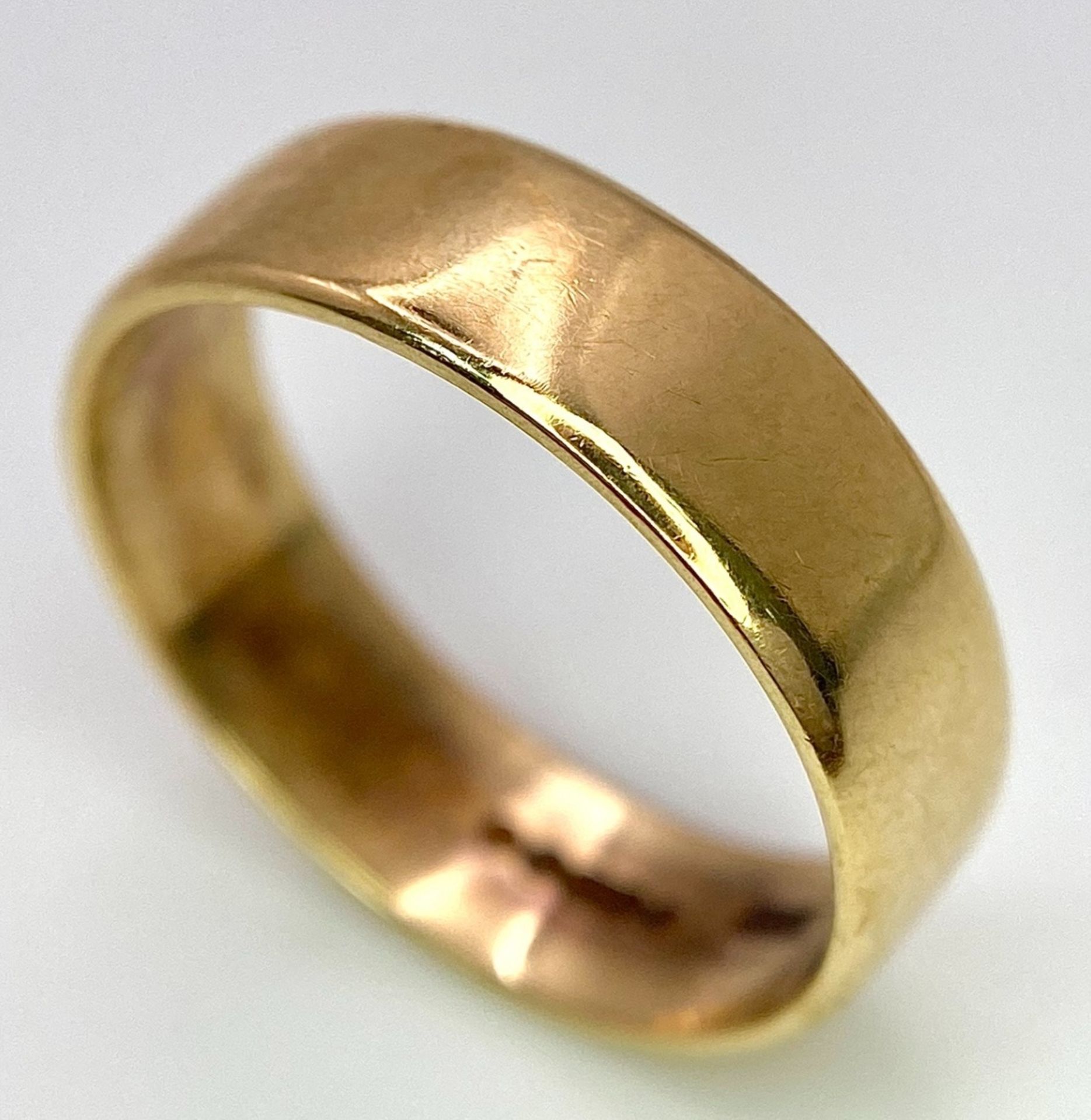 A Vintage 9K Yellow Gold Band Ring. 5mm width. 3.6g weight. Full UK hallmarks. - Image 5 of 6