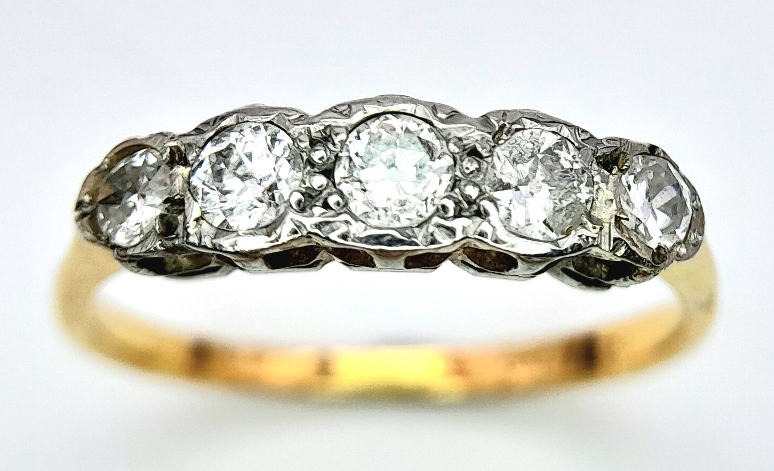 AN 18K YELLOW GOLD AND PLATINUM VINTAGE DIAMOND 5 STONE RING. 0.40CT. 2.5G. SIZE N - Image 2 of 6