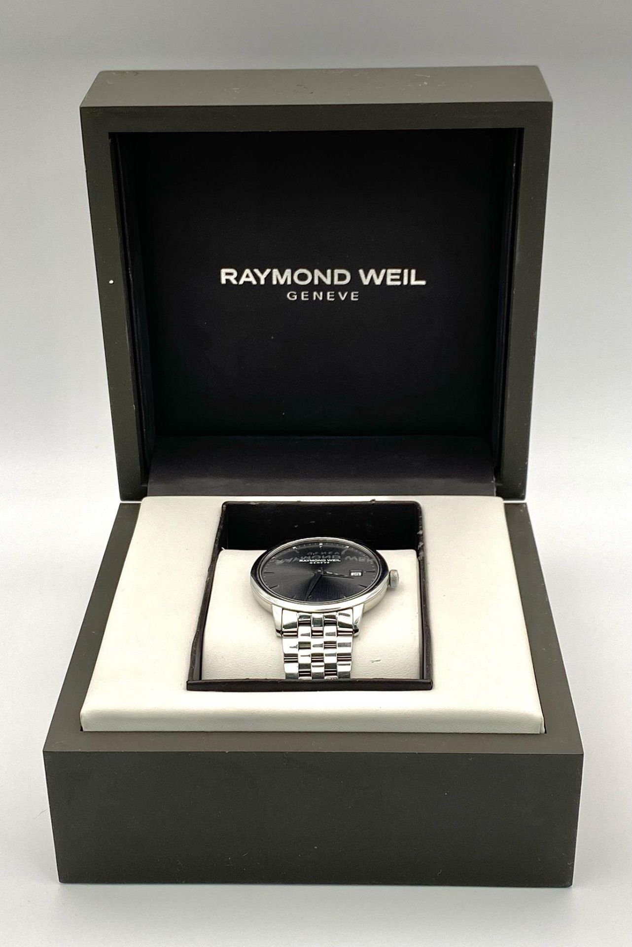 A Classic Raymond Weil Geneve Quartz Gents Watch. Stainless steel bracelet and case - 39mm. Silver - Image 6 of 10
