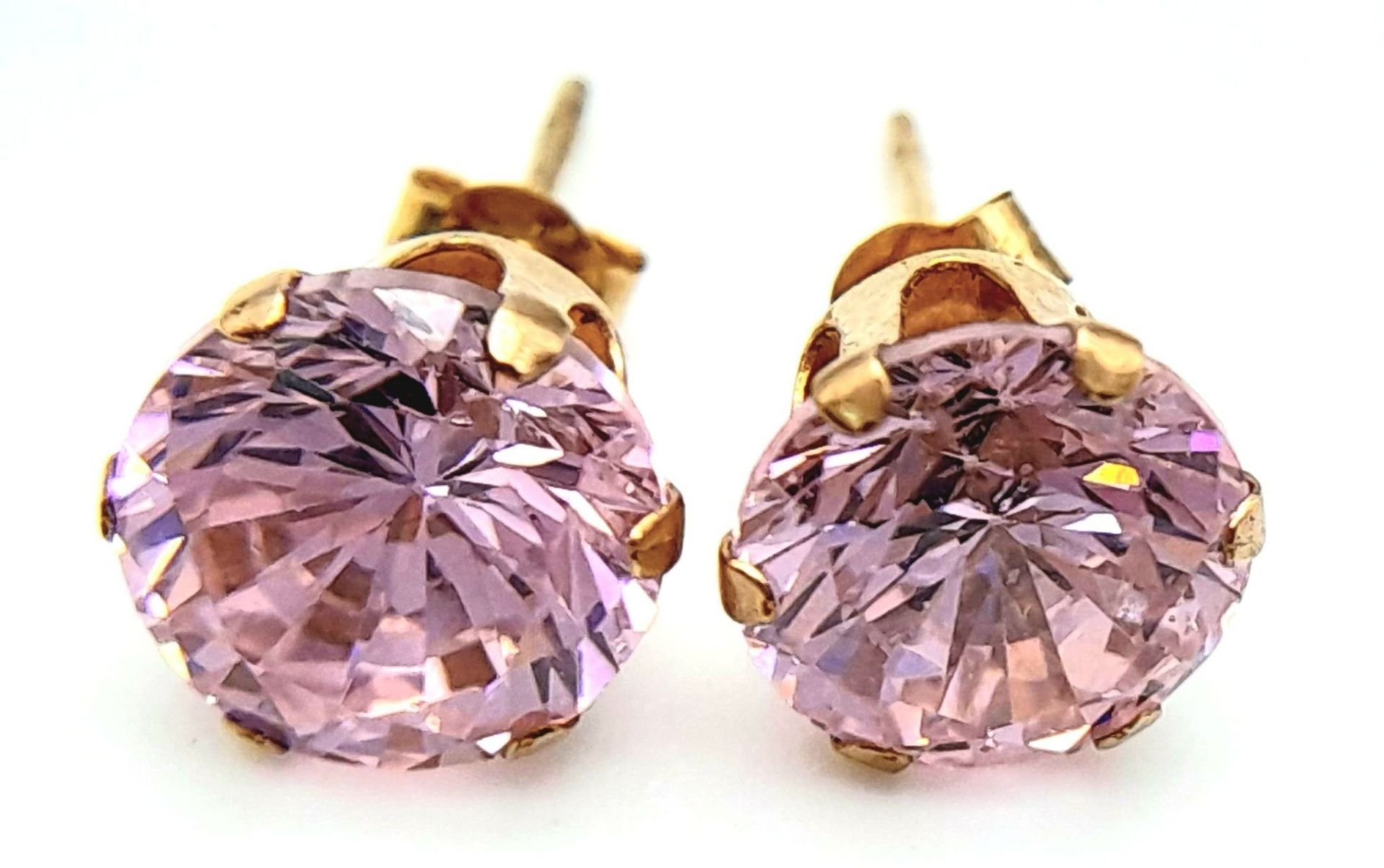 A 9 K yellow gold stud earrings with pink stones, weight: 1.4 g. - Image 2 of 5