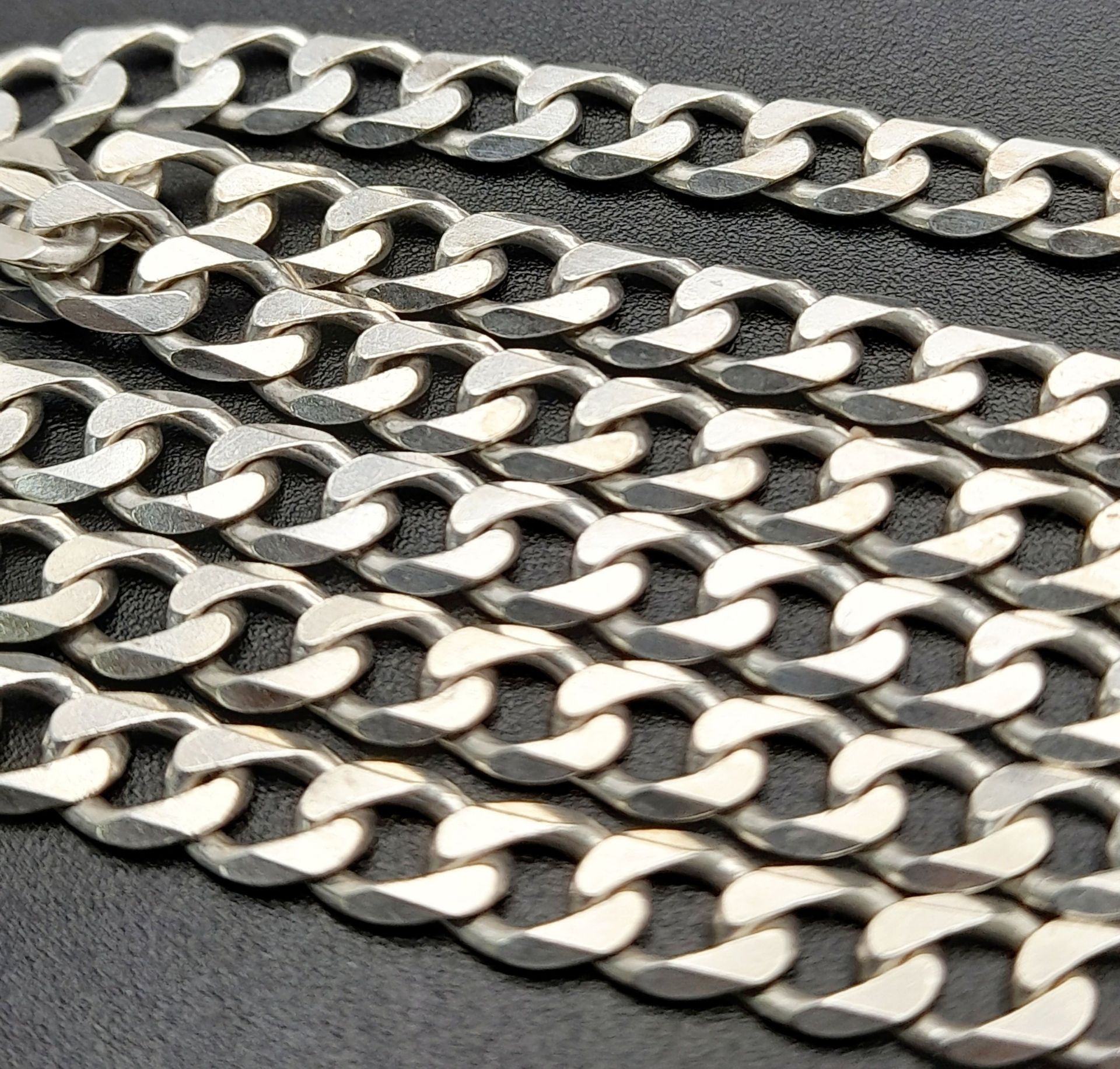 A Sterling Silver Kerb Link Chain Necklace. 51.5cm Length. 5mm Width, 14.28 Grams. - Bild 2 aus 3
