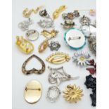A Selection of Upmarket Costume Jewellery. 500g weight.