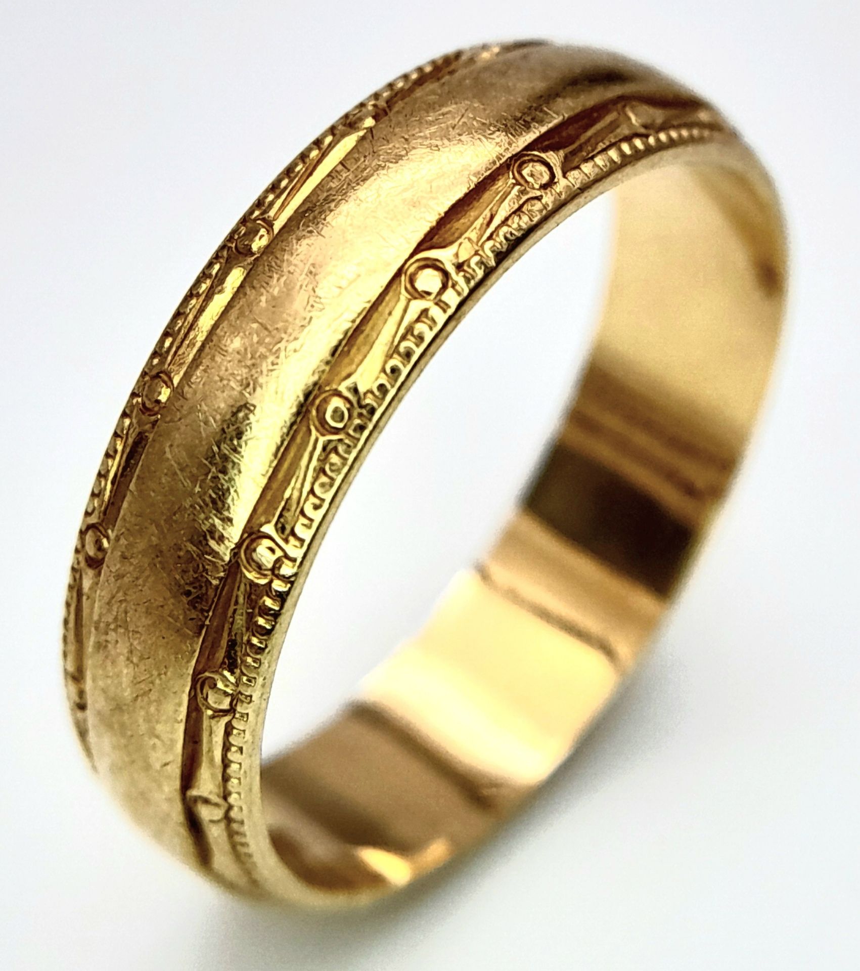 An 18 K yellow gold band ring with engraved rims. Size: M, weight: 3.5 g. - Image 2 of 5