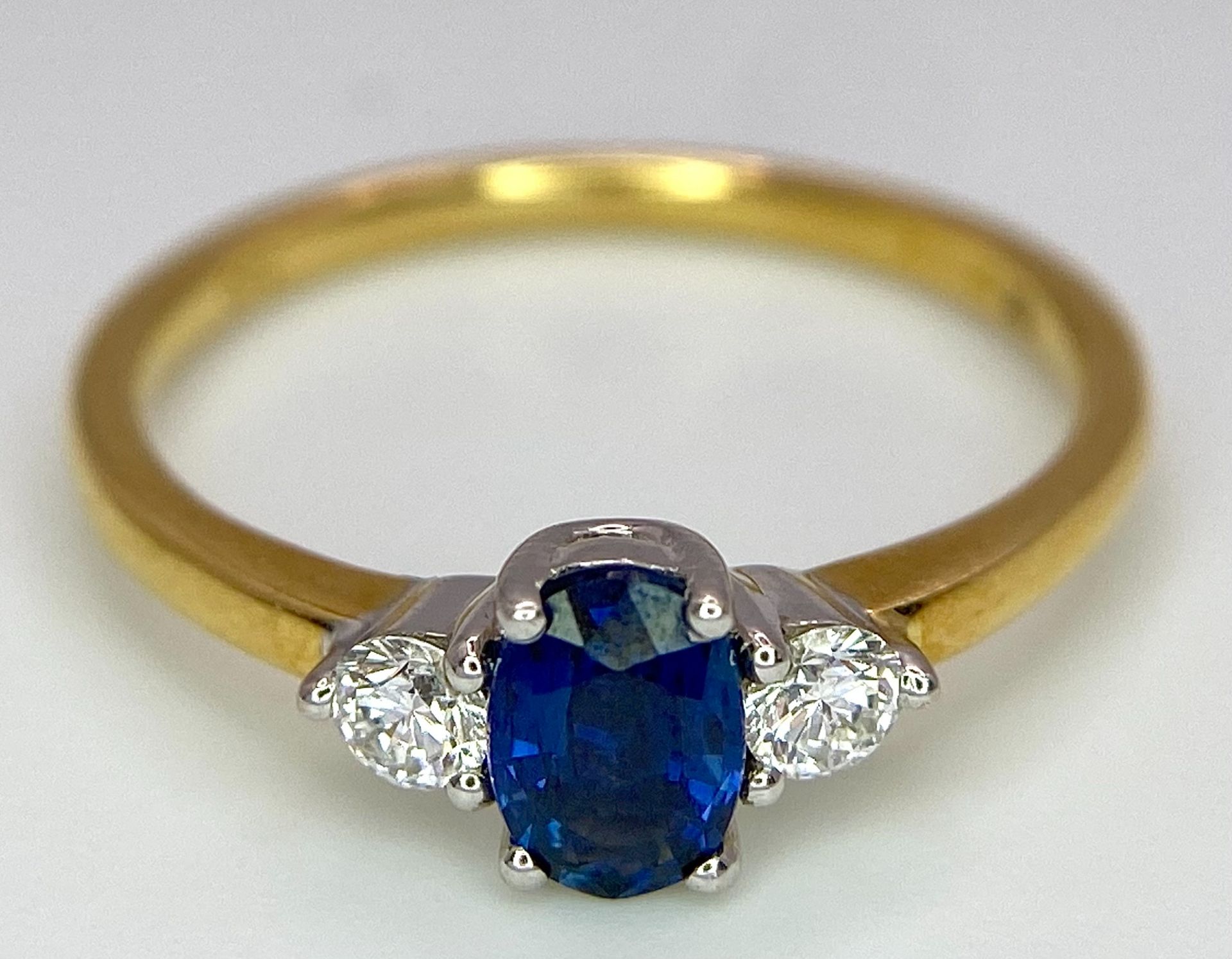 AN 18K YELLOW GOLD DIAMOND AND SAPPHIRE 3 STONE RING. 0.50CT. OVAL BLUE SAPPHIRE. 2.5G. SIZE N - Bild 5 aus 7