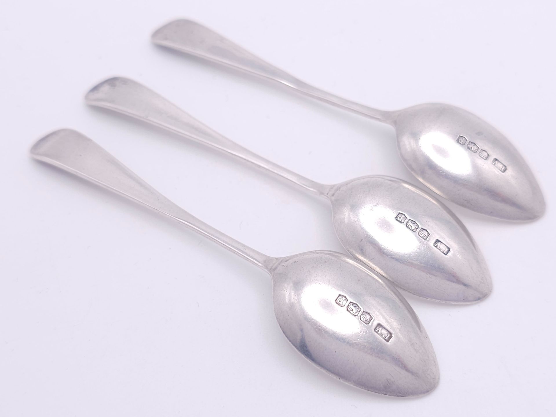 Three 1932 Sterling Silver Teaspoons. Sheffield hallmarks. 9.5cm. 28g. - Bild 4 aus 4