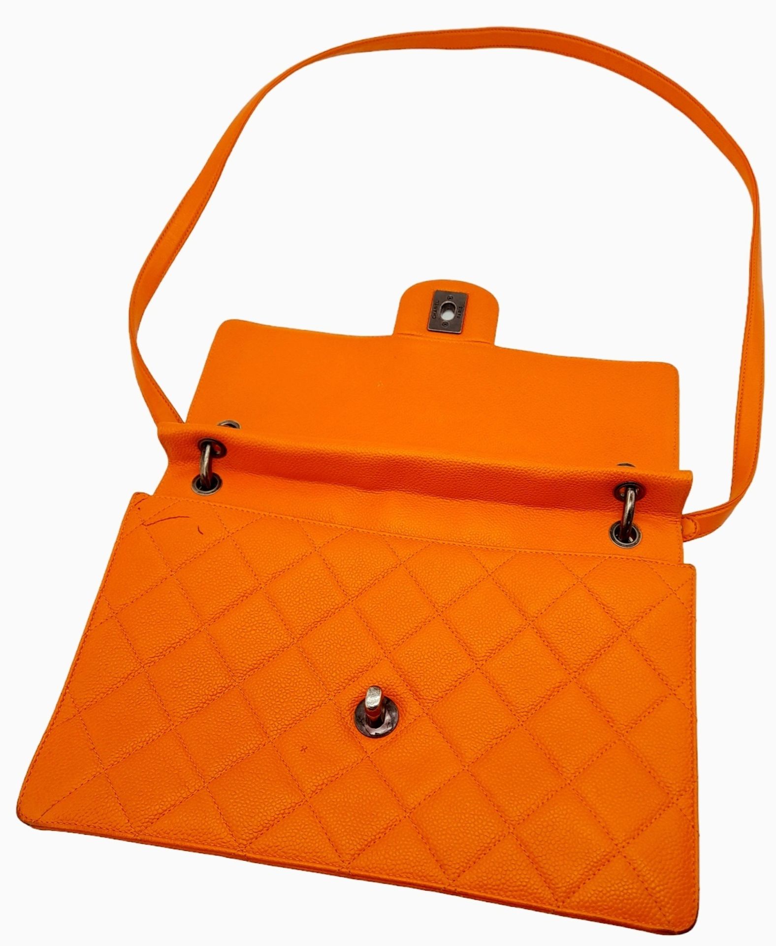 A Chanel Orange Quilted Caviar Leather Retro Shoulder Bag. Front flap with CC turn-lock and - Bild 6 aus 14