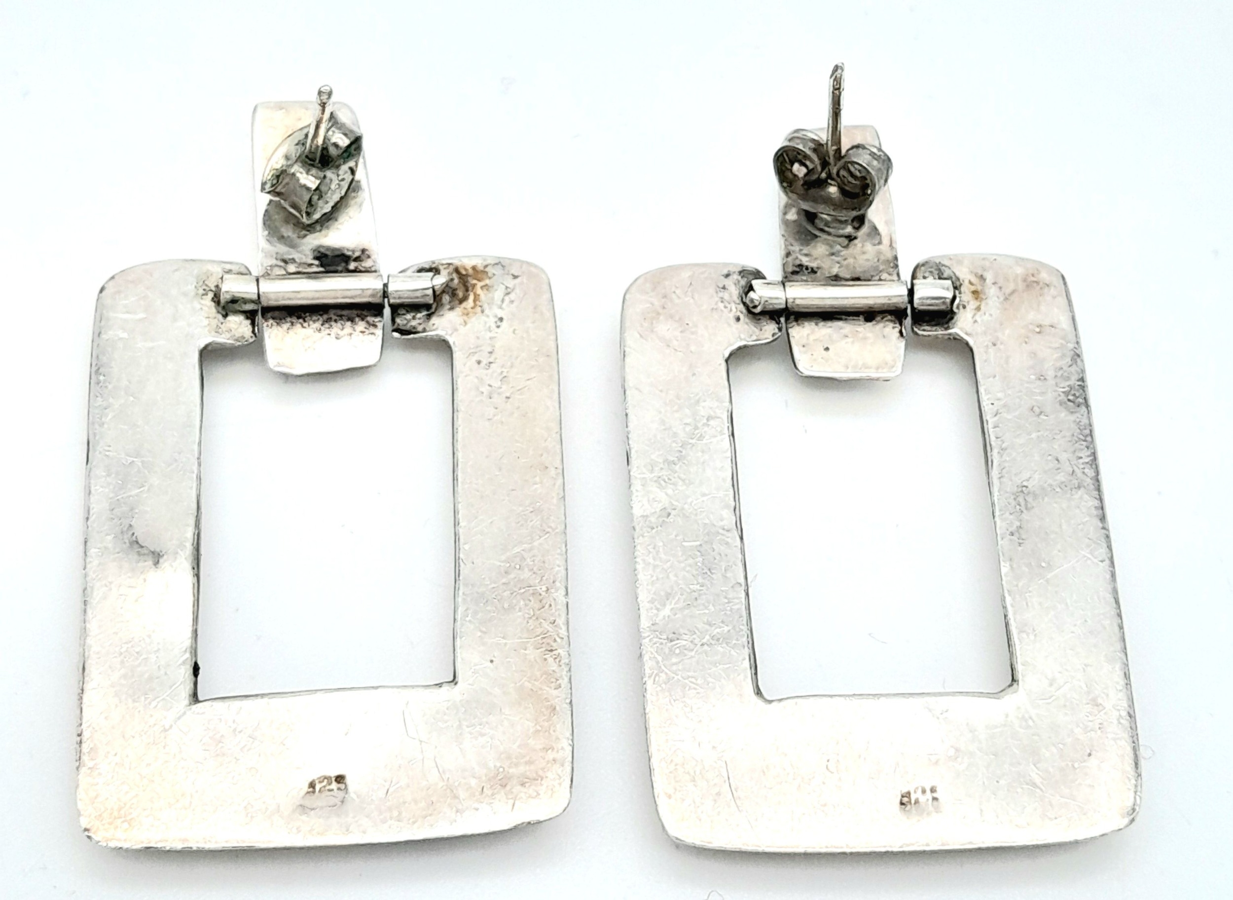 A stylish pair of 925 silver large rectangular drop earrings. Total weight 11.4G. 3X5 cm - Image 2 of 4