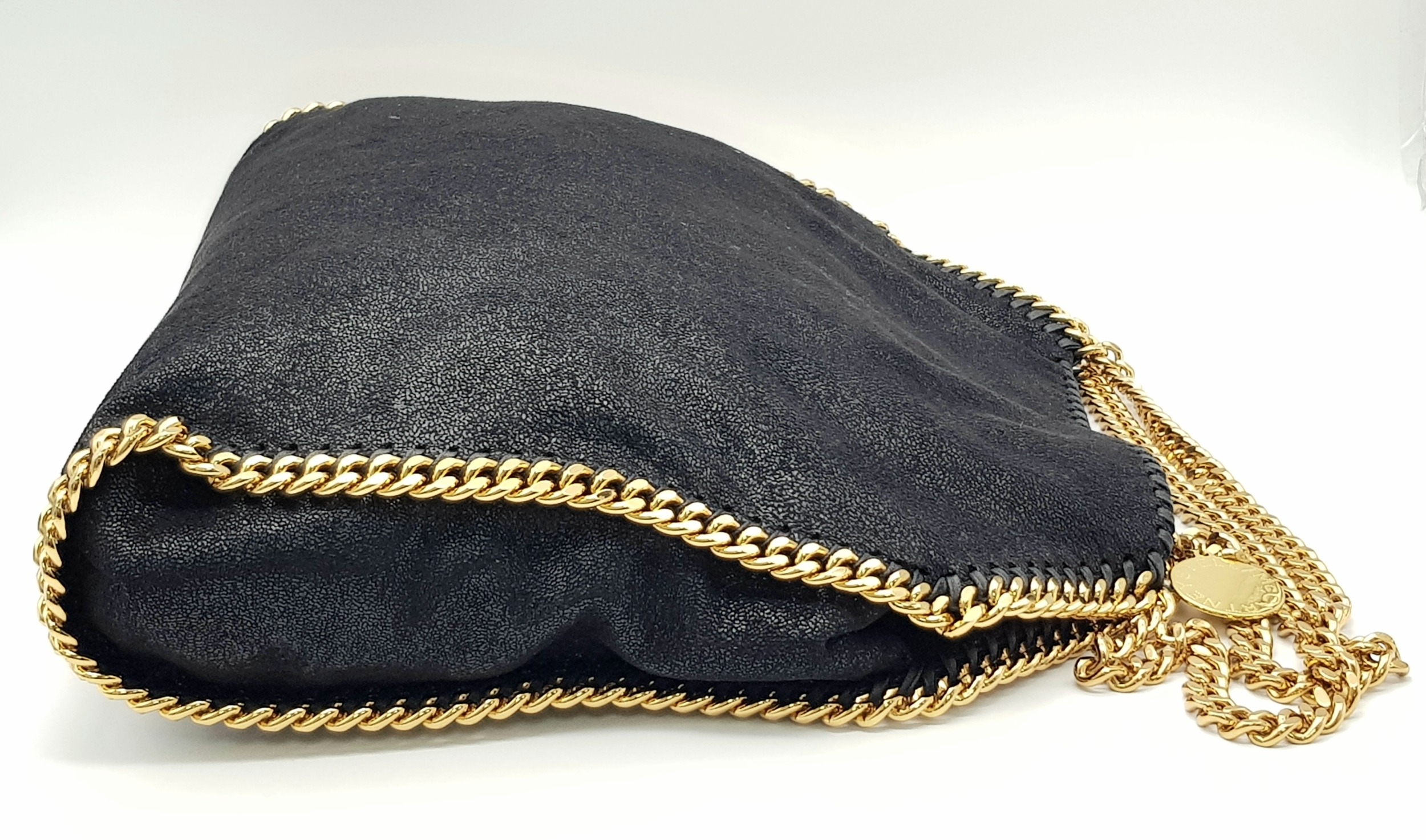 A Stella McCartney Black Falabella Shoulder/Tote Bag. Faux suede exterior with gold-toned heavy - Image 5 of 11