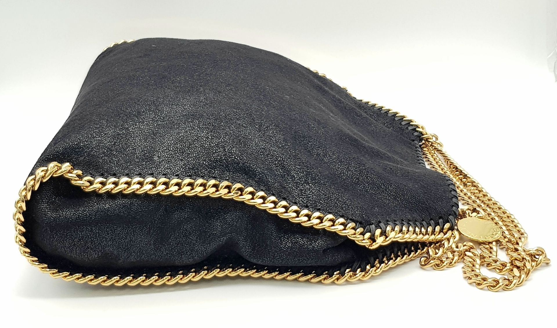 A Stella McCartney Black Falabella Shoulder/Tote Bag. Faux suede exterior with gold-toned heavy - Bild 5 aus 11