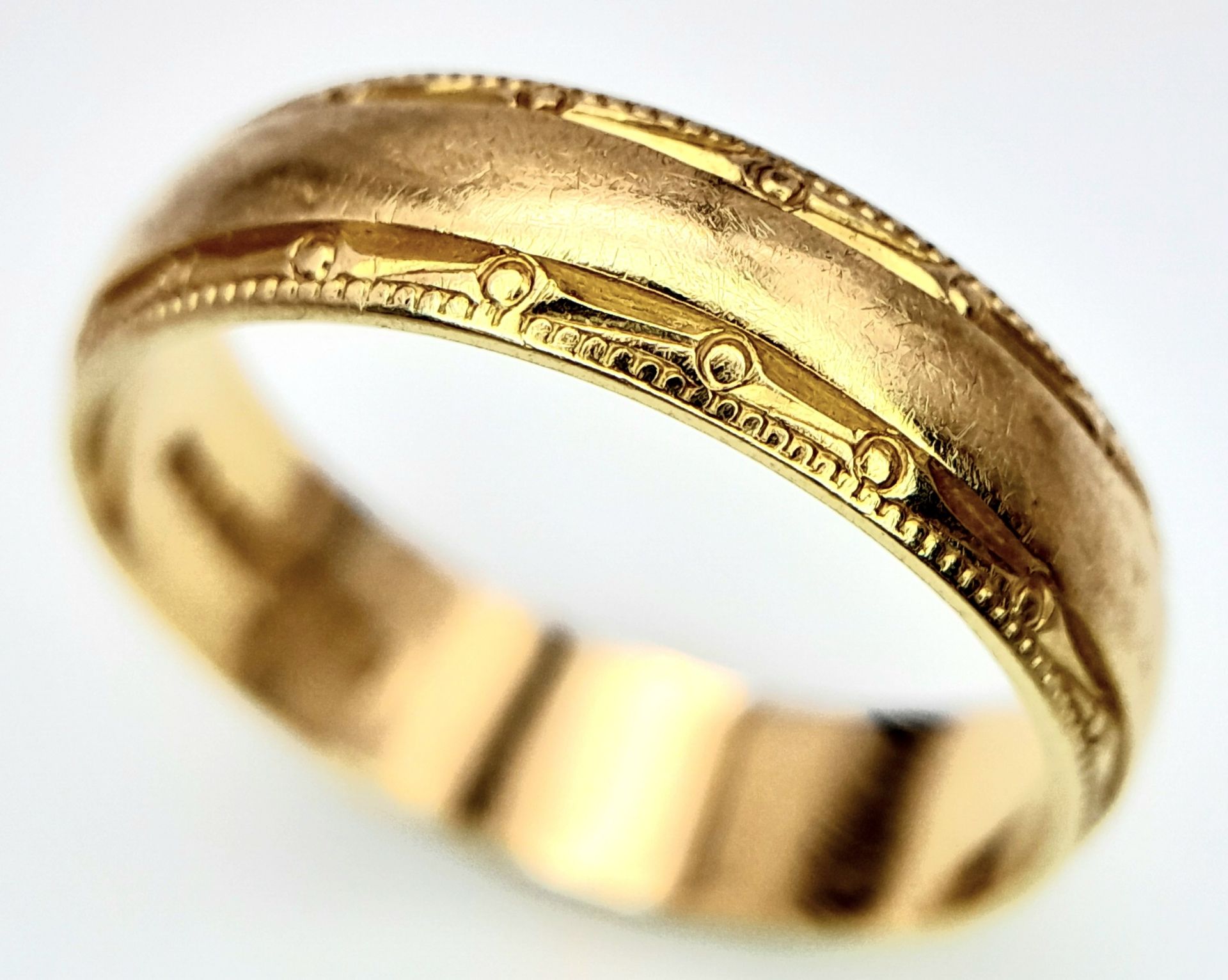 An 18 K yellow gold band ring with engraved rims. Size: M, weight: 3.5 g. - Image 4 of 5