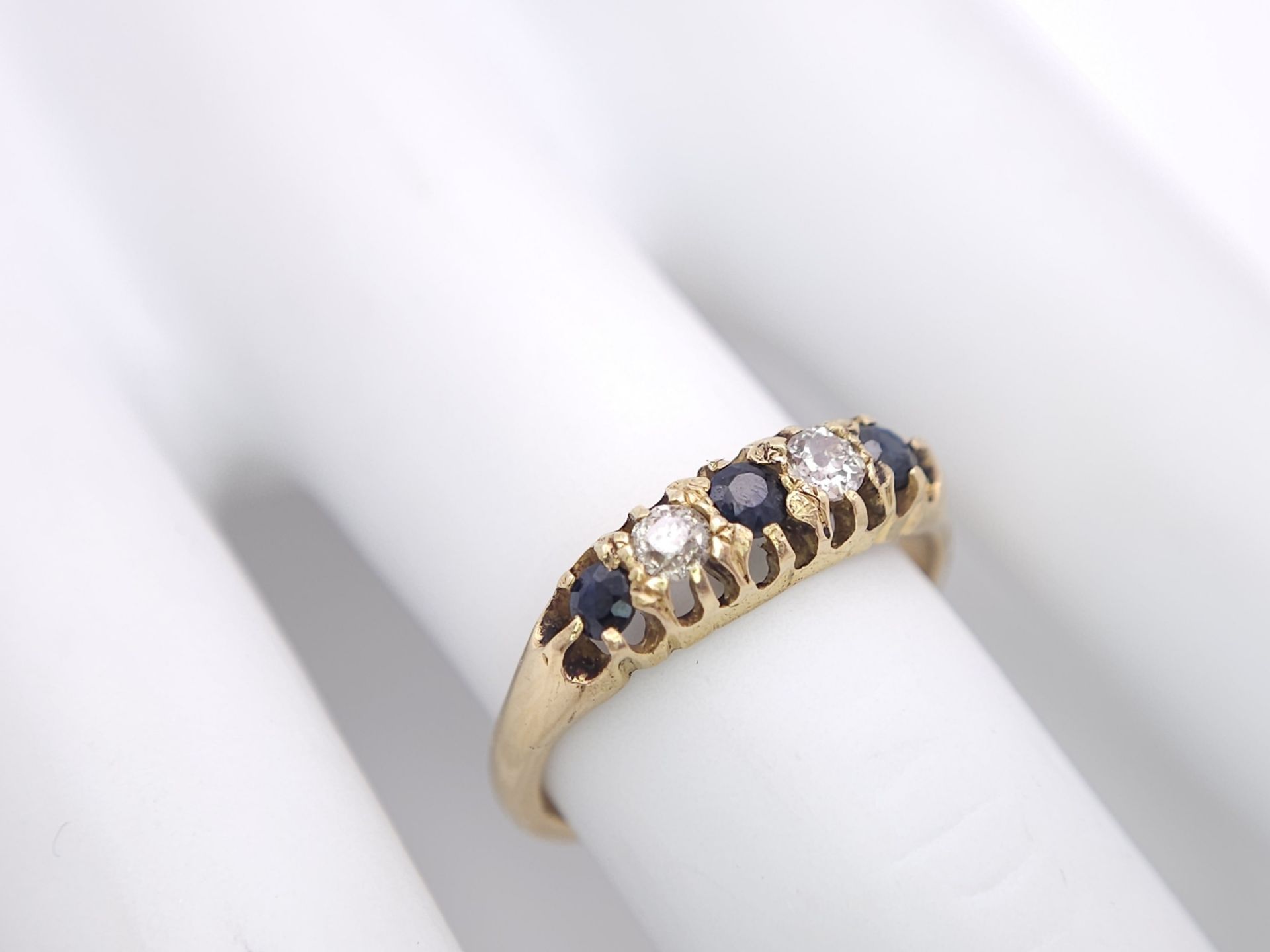 AN 18K YELLOW GOLD (TESTS AS) VINTAGE DIAMOND AND SAPPHIRE OLD CUT RING. 0.15CT OLD CUT DIAMONDS. - Image 5 of 5