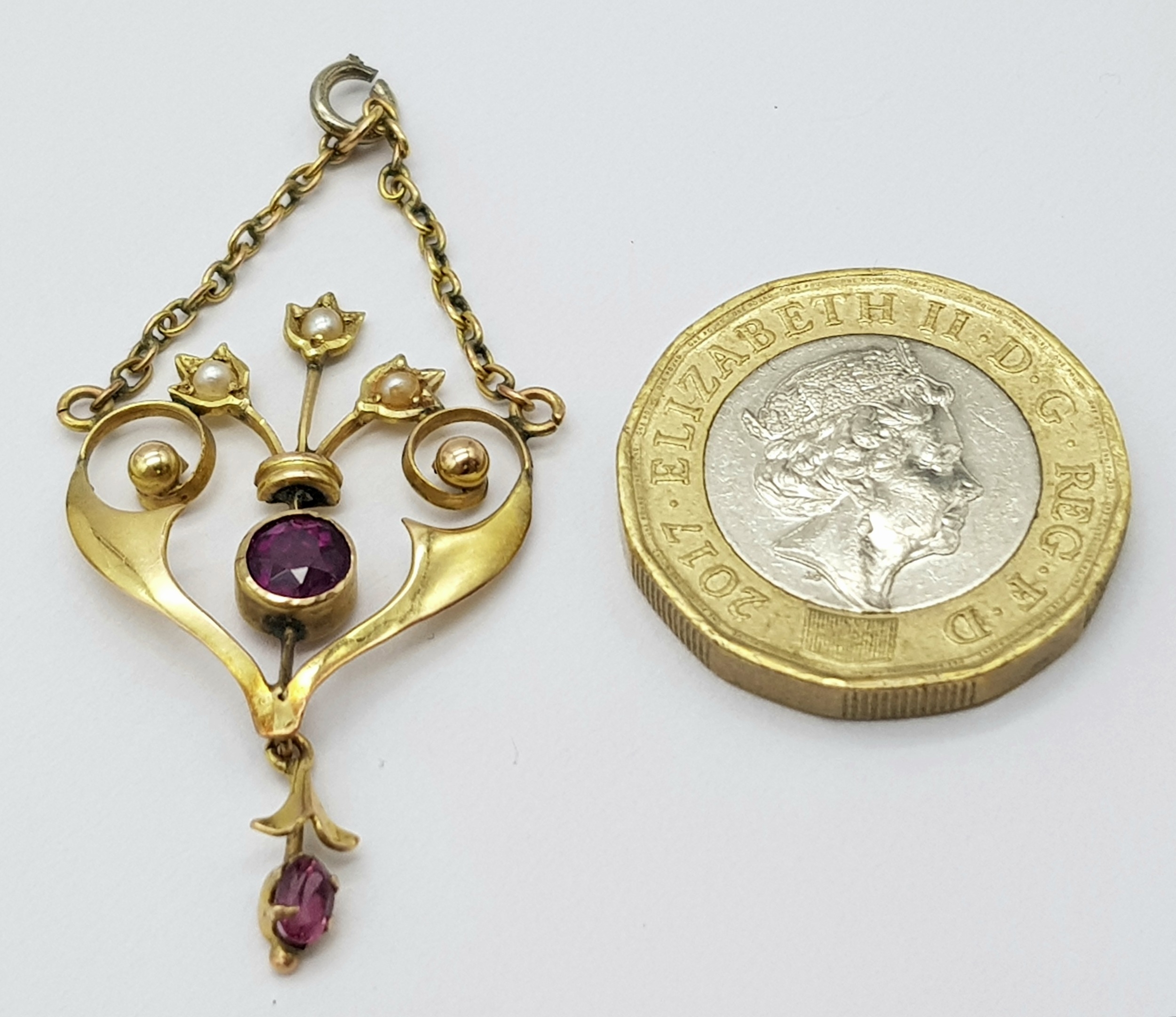 An Antique 9K Yellow Gold Amethyst and Seed Pearl Pendant. Beautiful floral design. 5cm. 1.8g - Image 3 of 5