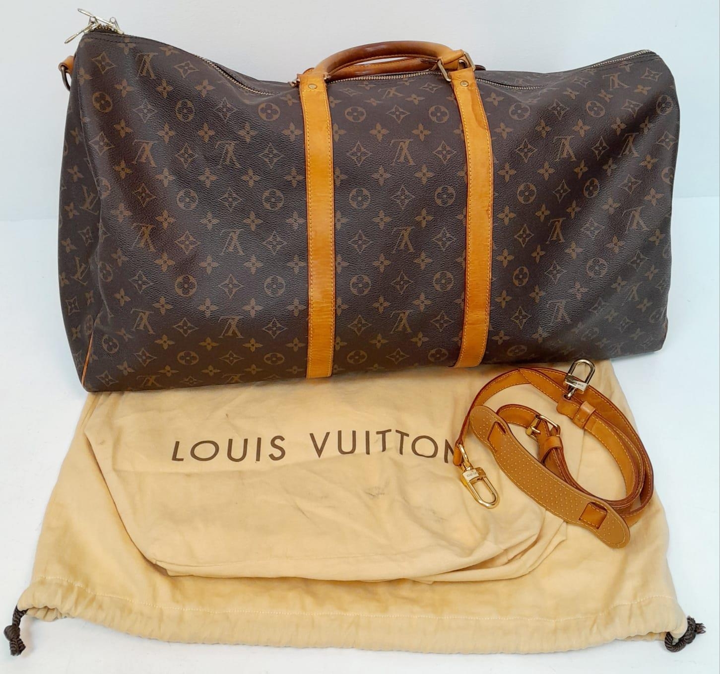 A Large Louis Vuitton Keepall Travel Bag. Monogram LV canvas exterior with cowhide leather handles - Image 6 of 8