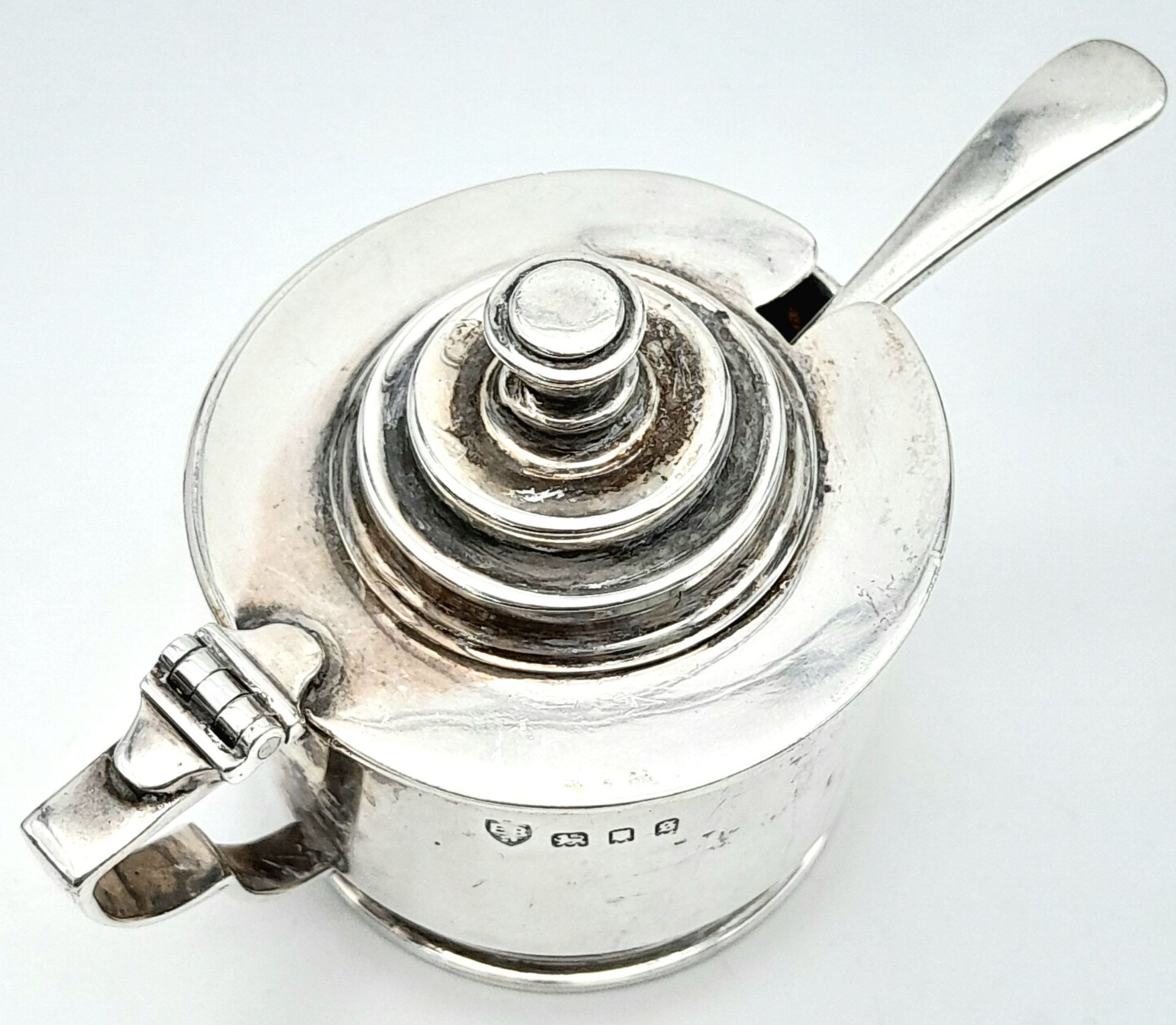 An antique sterling silver mustard pot with full London hallmarks, 1922. Come with a silver spoon - Bild 4 aus 8