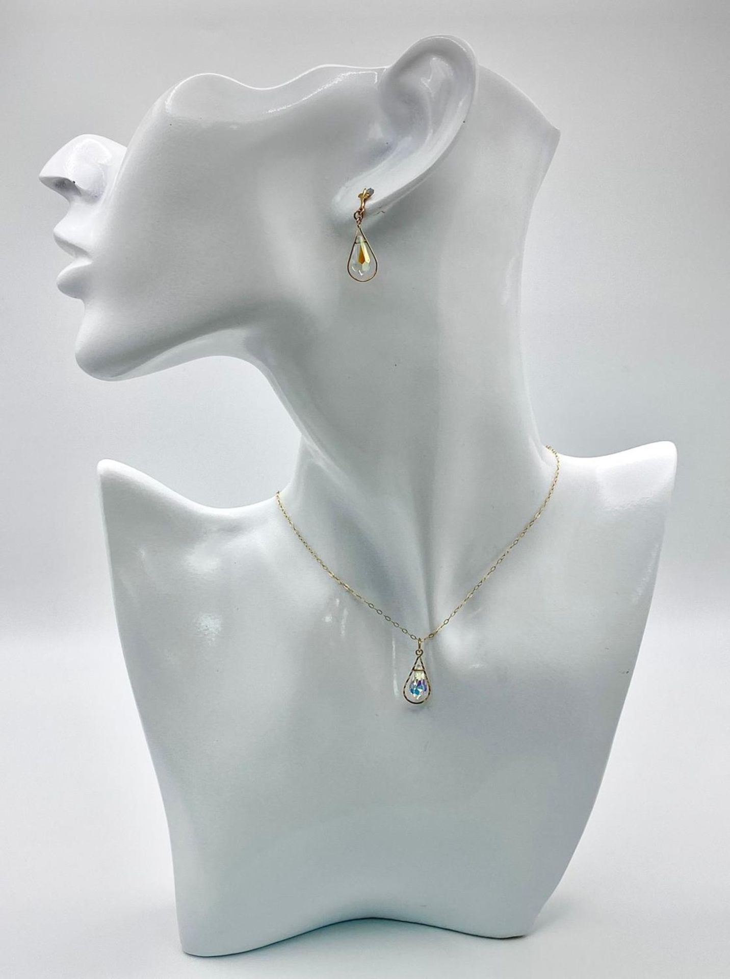 A vintage 9 K yellow gold earrings and pendant set with chain. Adorned with mystic crystals. In - Image 5 of 5